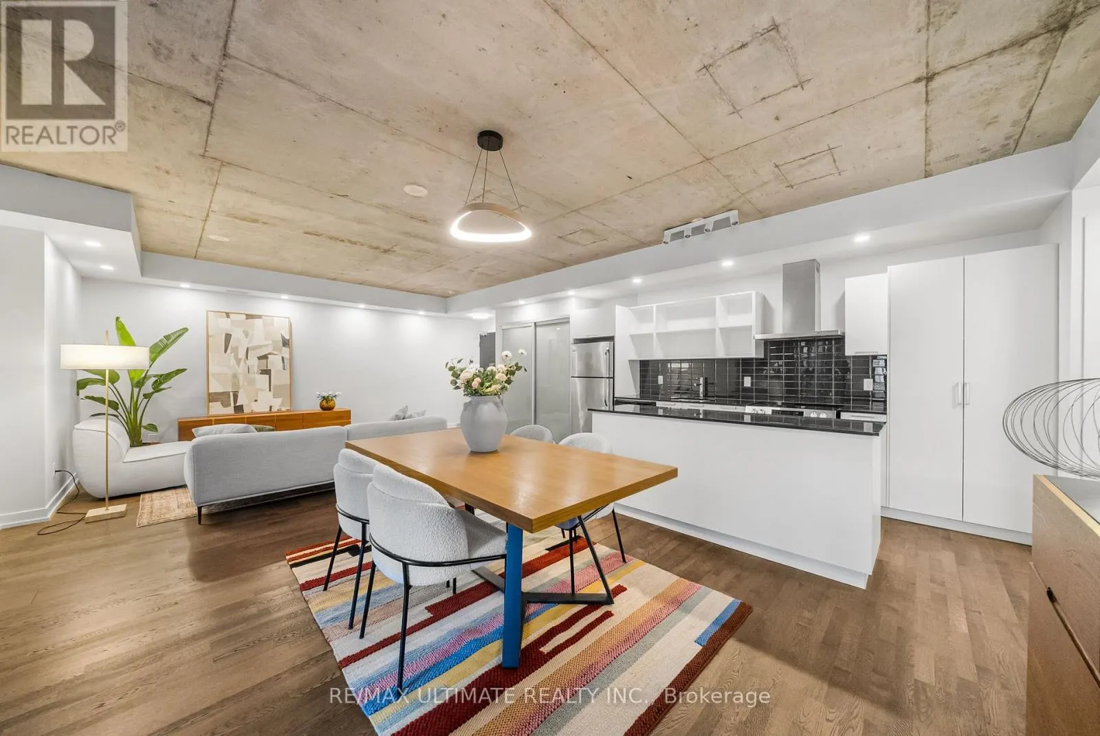315 - 650 KING STREET W