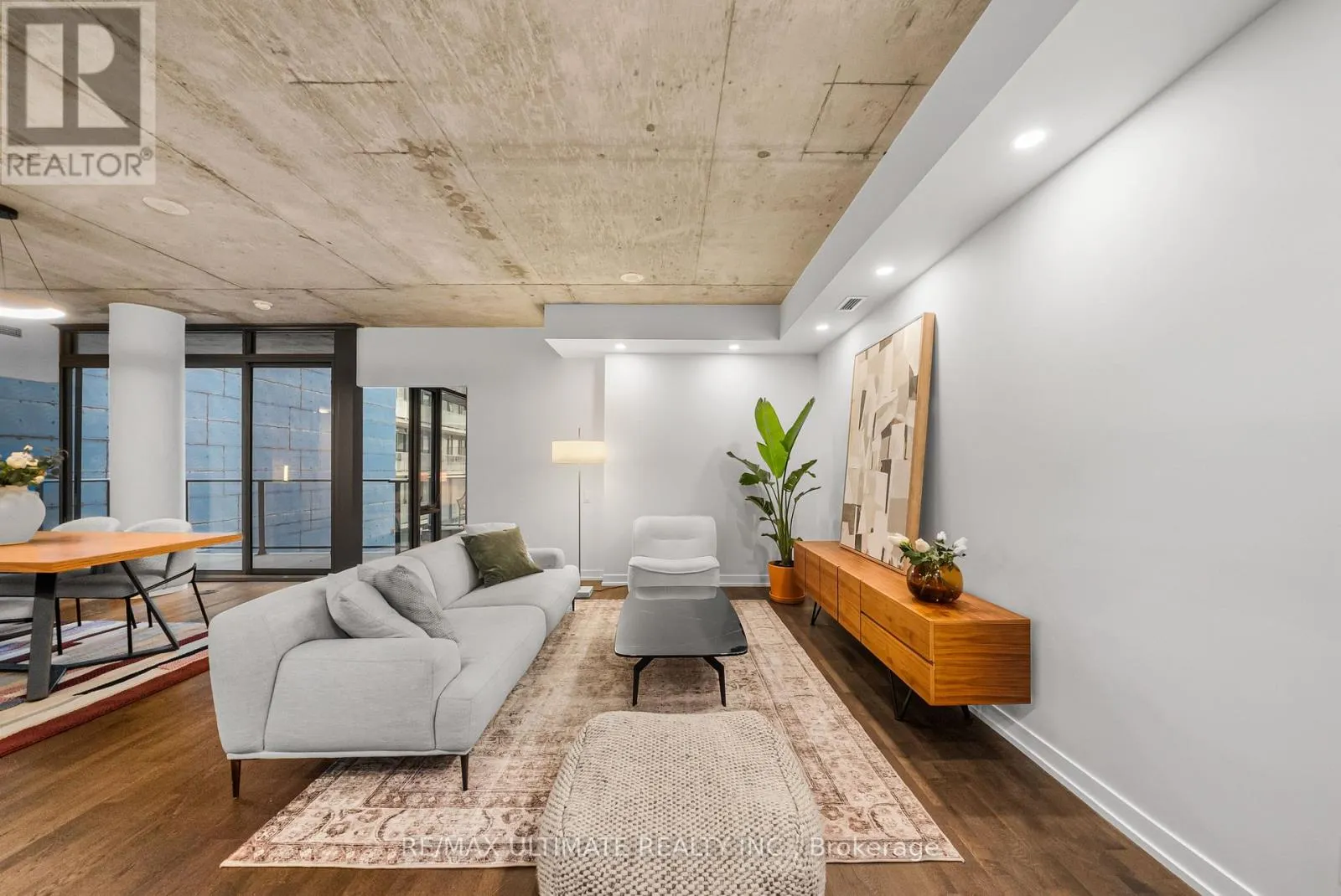 315 - 650 KING STREET W