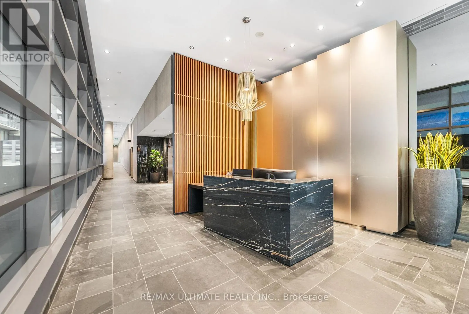 315 - 650 KING STREET W