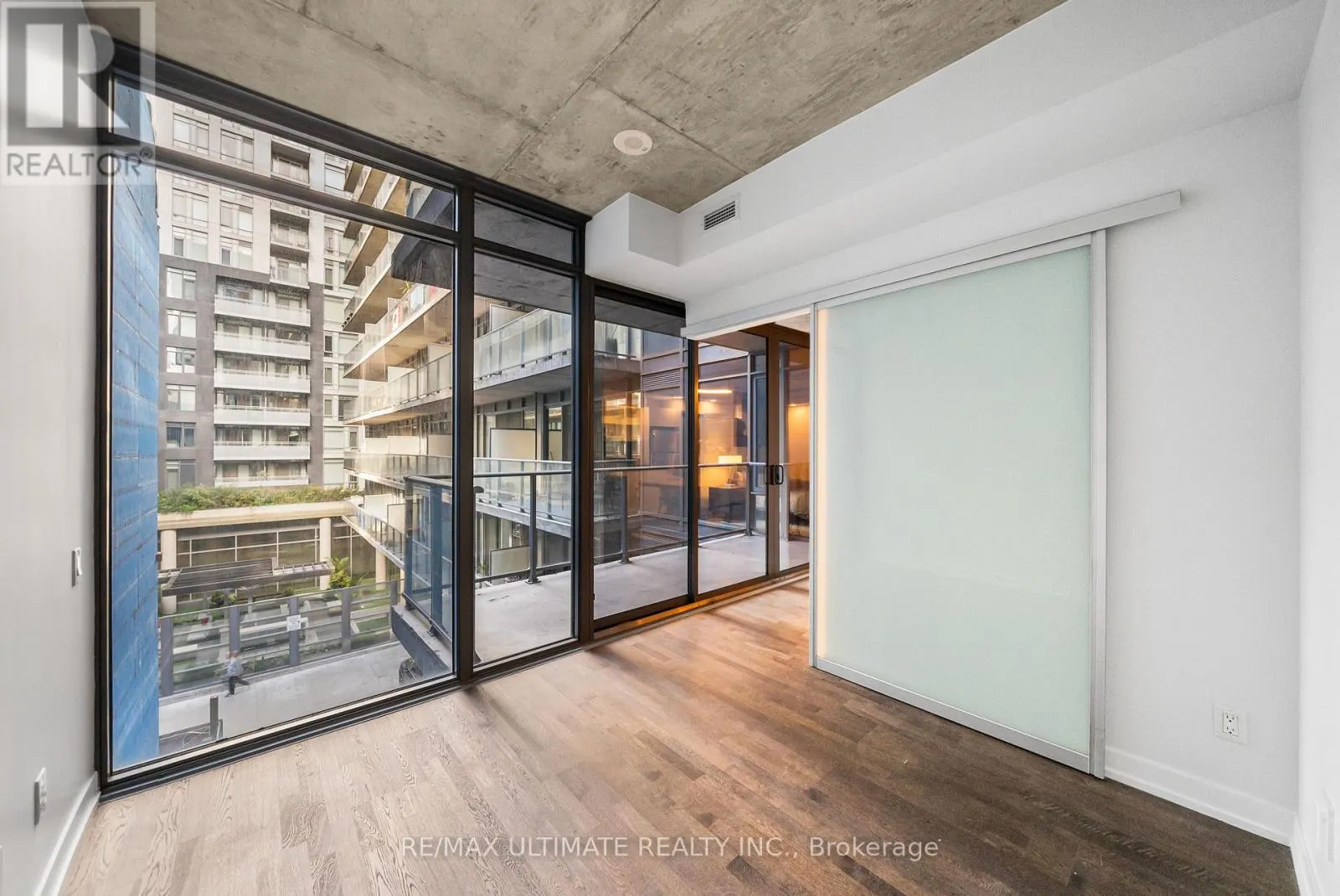 315 - 650 KING STREET W