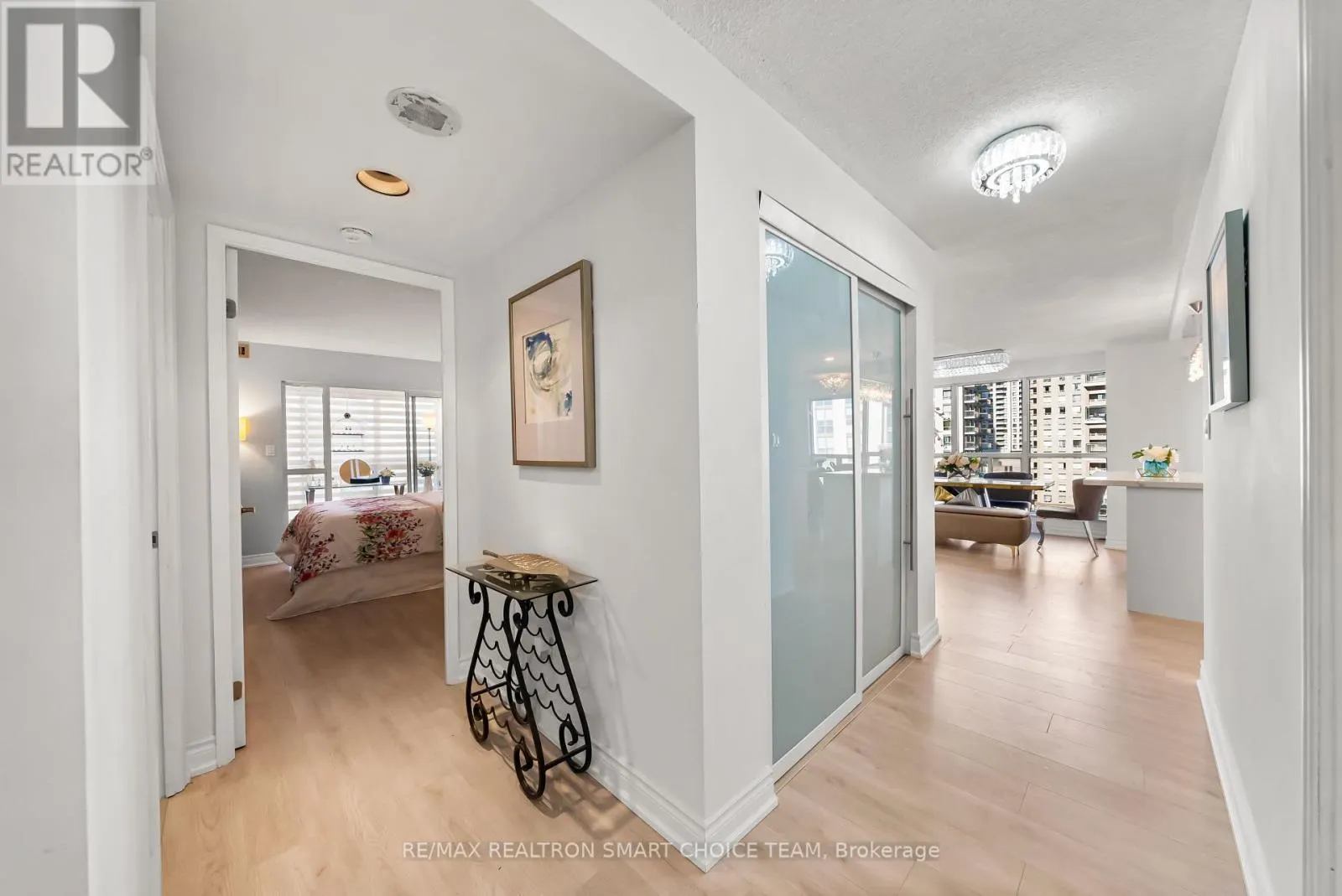 1211 - 28 HOLLYWOOD AVENUE