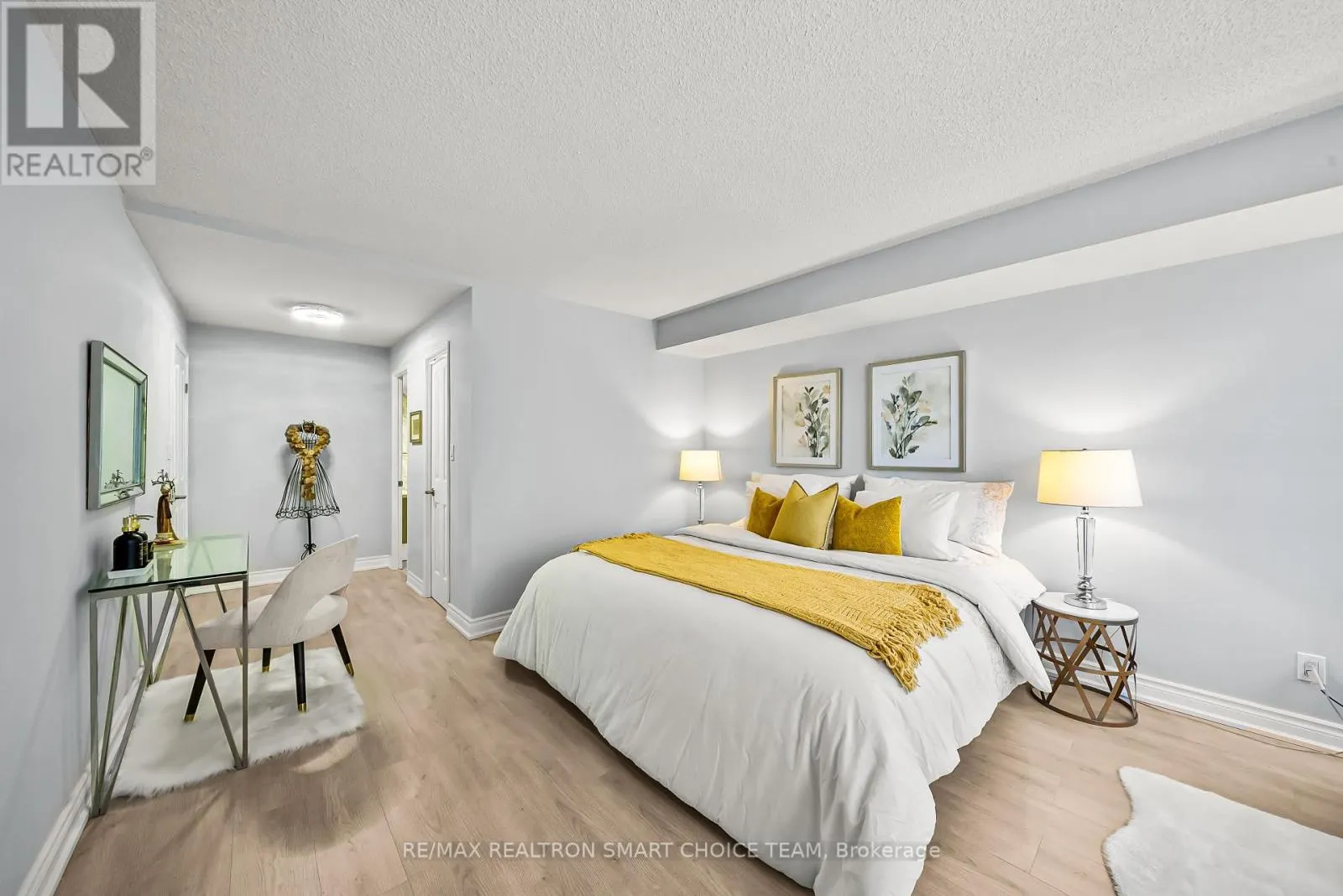 1211 - 28 HOLLYWOOD AVENUE