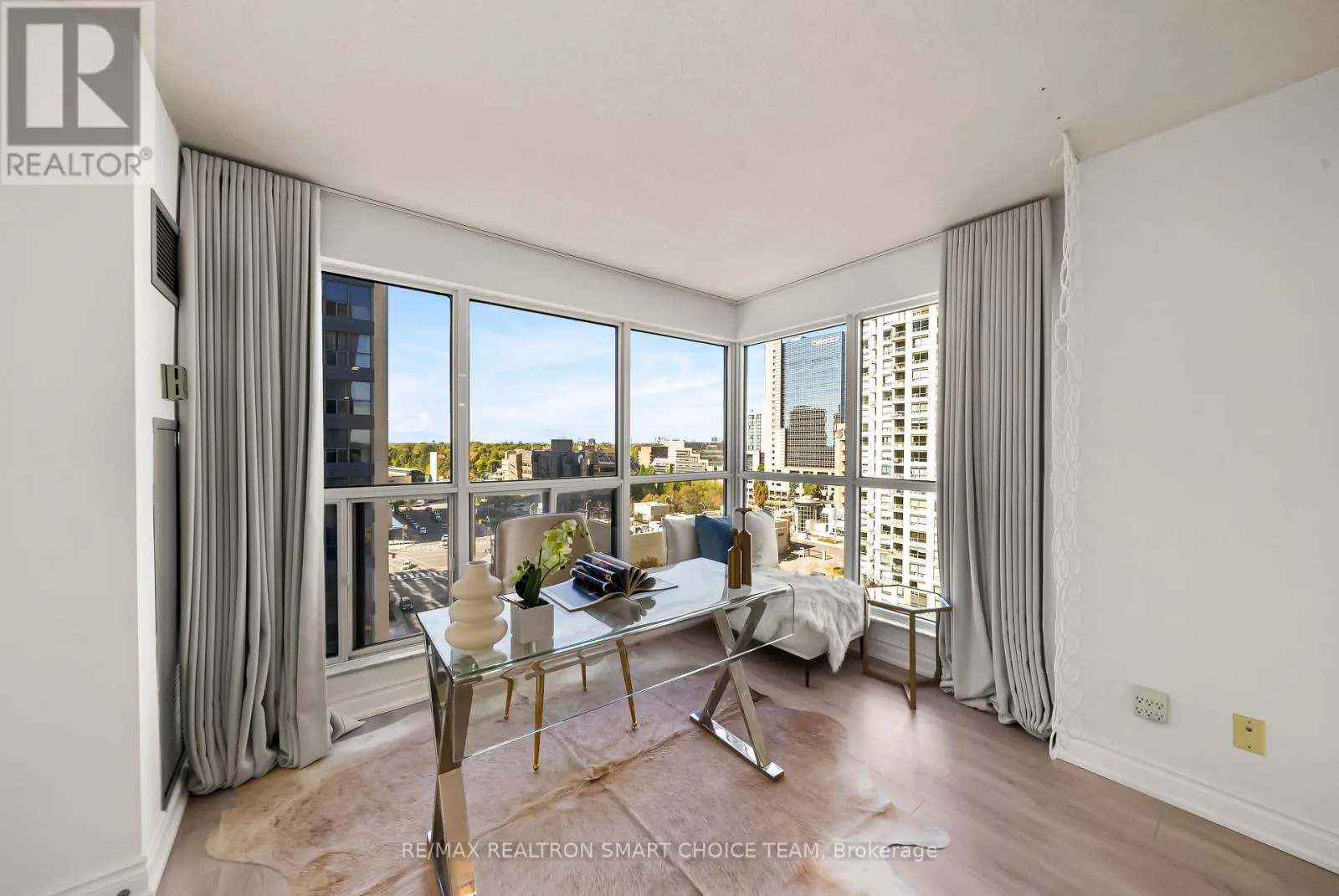 1211 - 28 HOLLYWOOD AVENUE