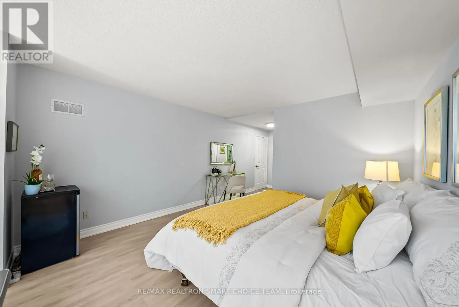 1211 - 28 HOLLYWOOD AVENUE