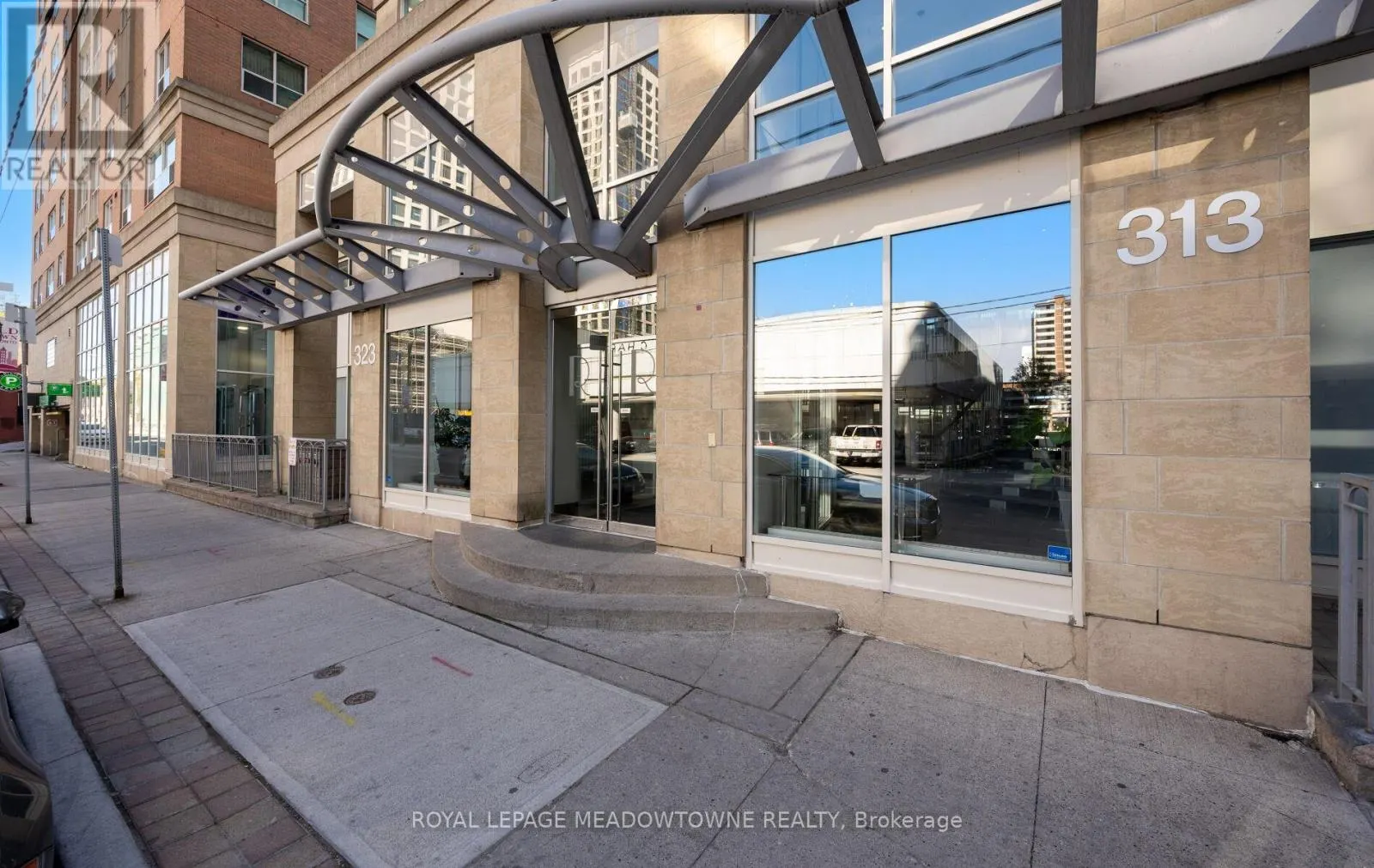 156 - 313 RICHMOND STREET E