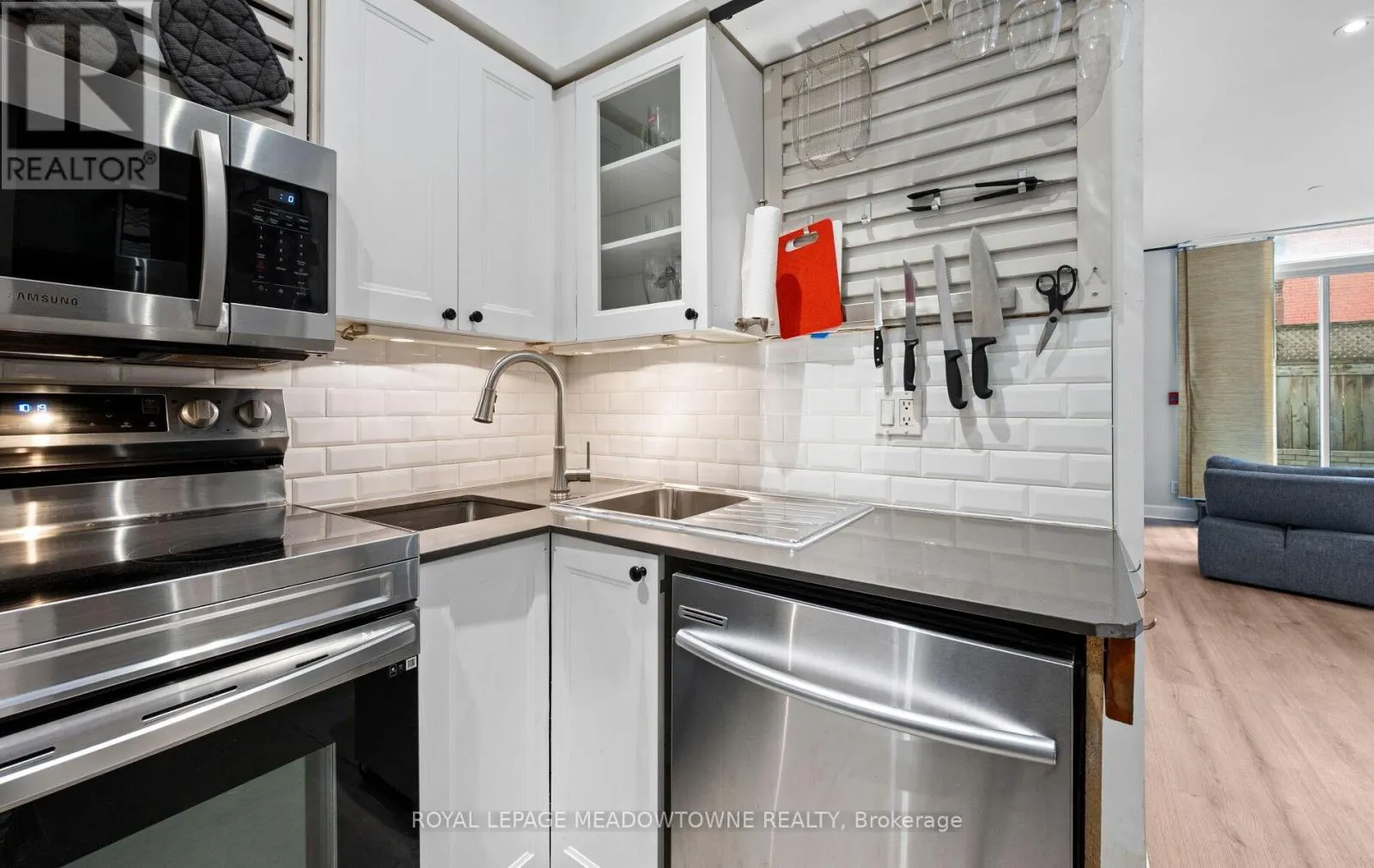 156 - 313 RICHMOND STREET E
