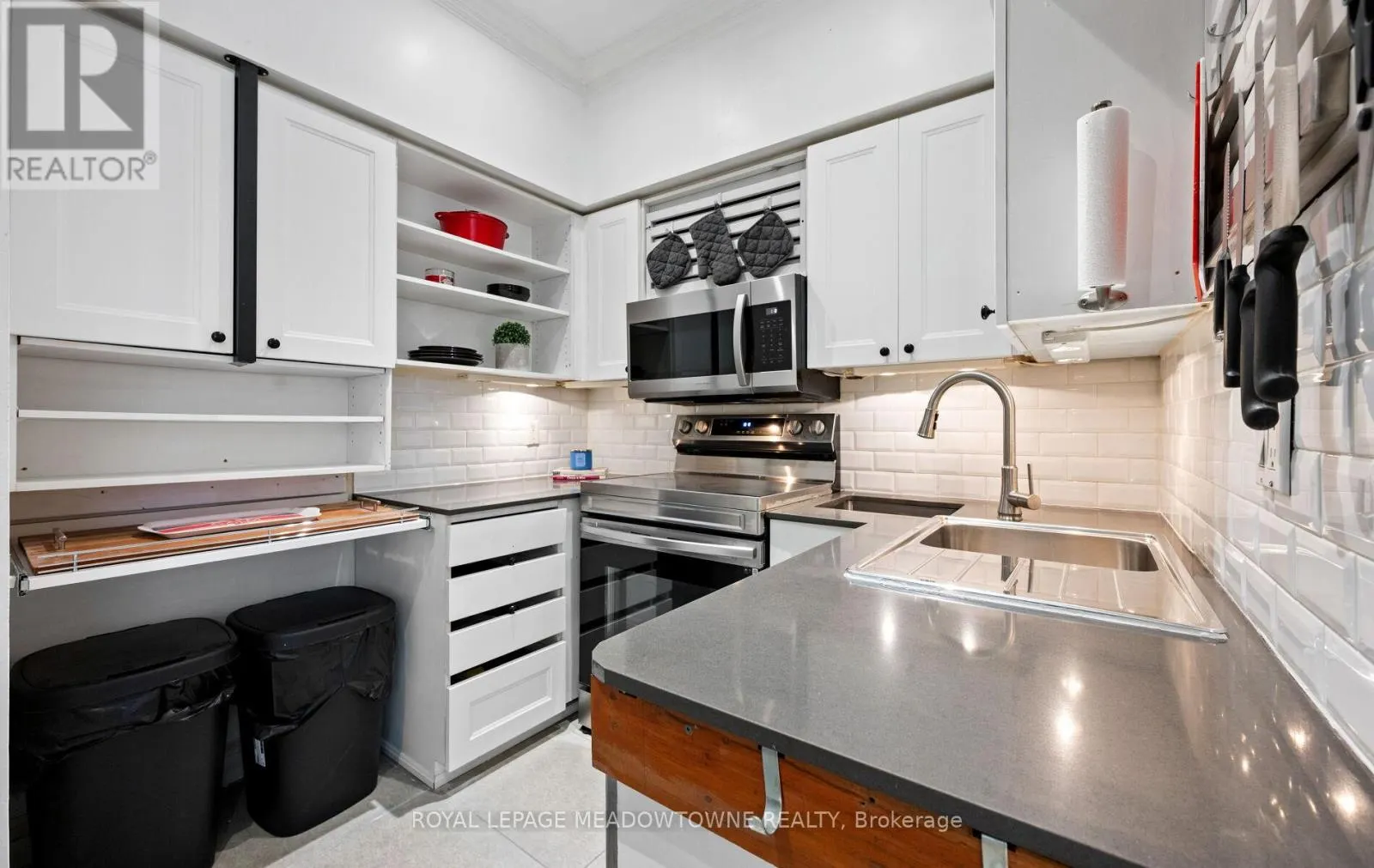 156 - 313 RICHMOND STREET E