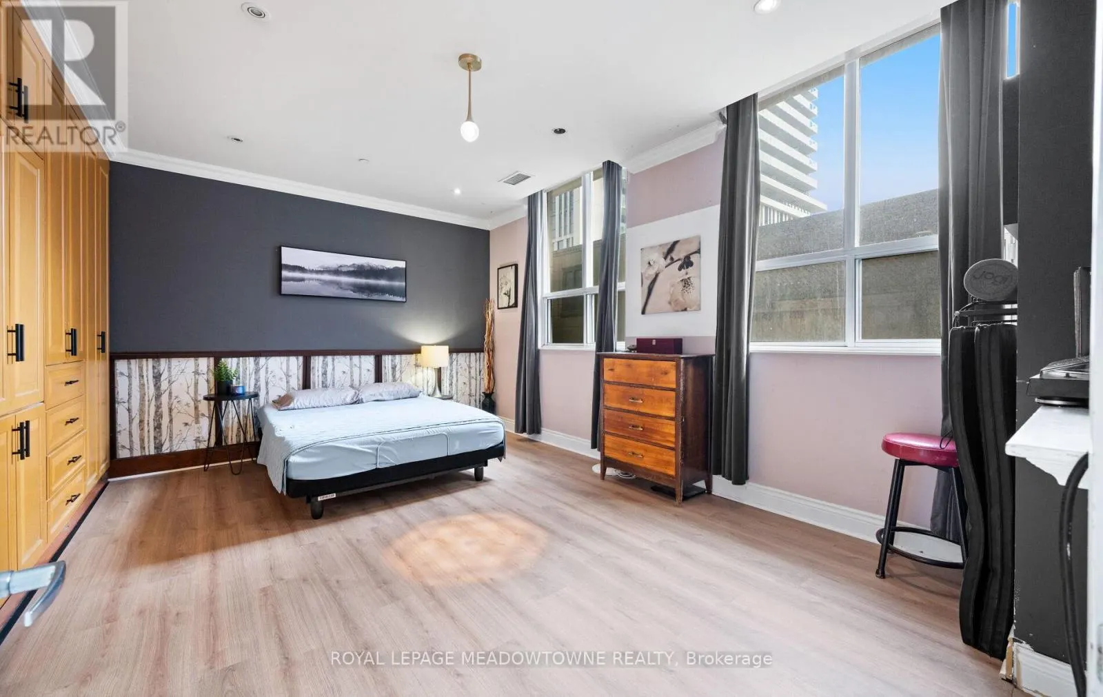 156 - 313 RICHMOND STREET E