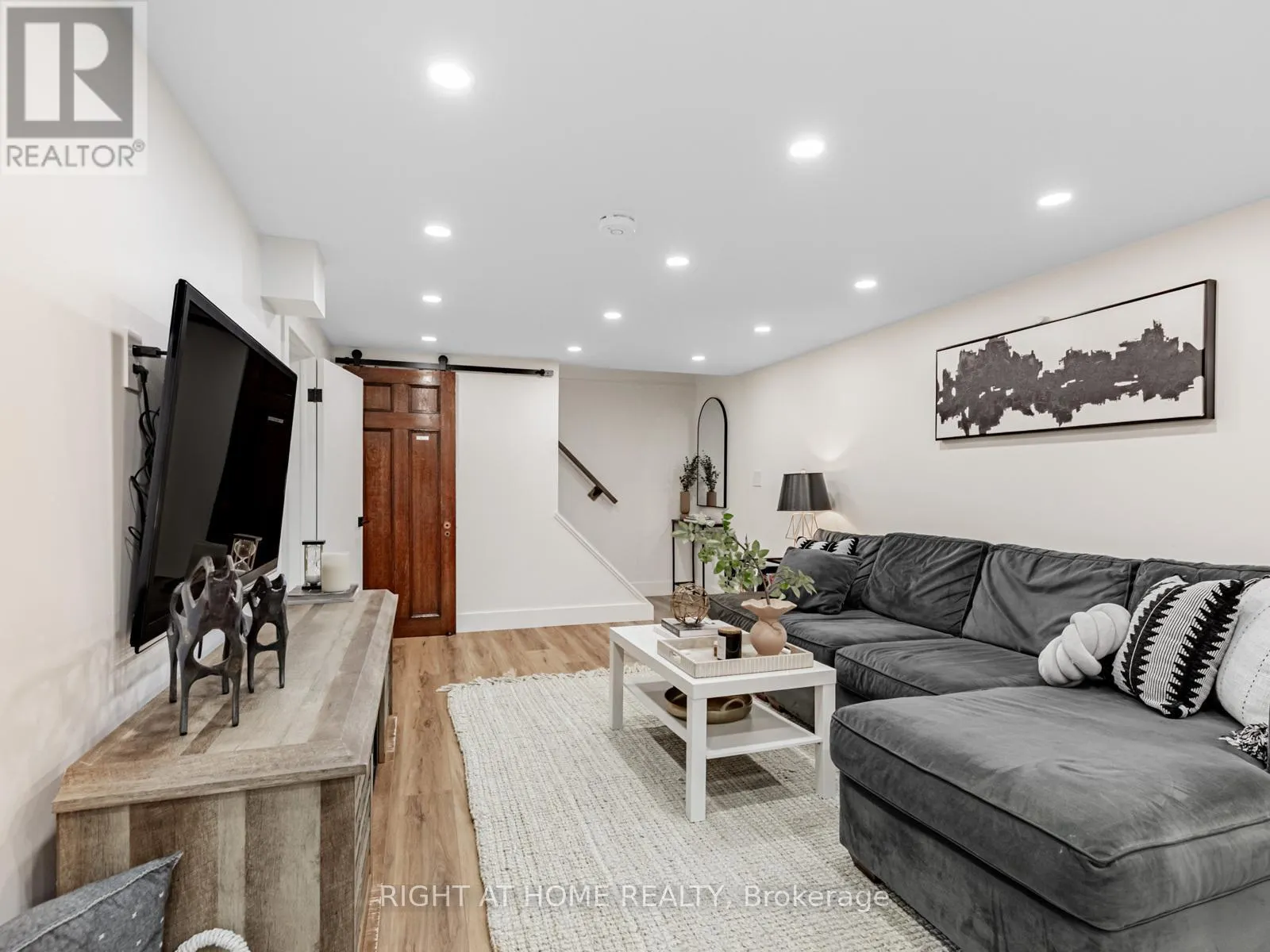 43 KINGLAND CRESCENT