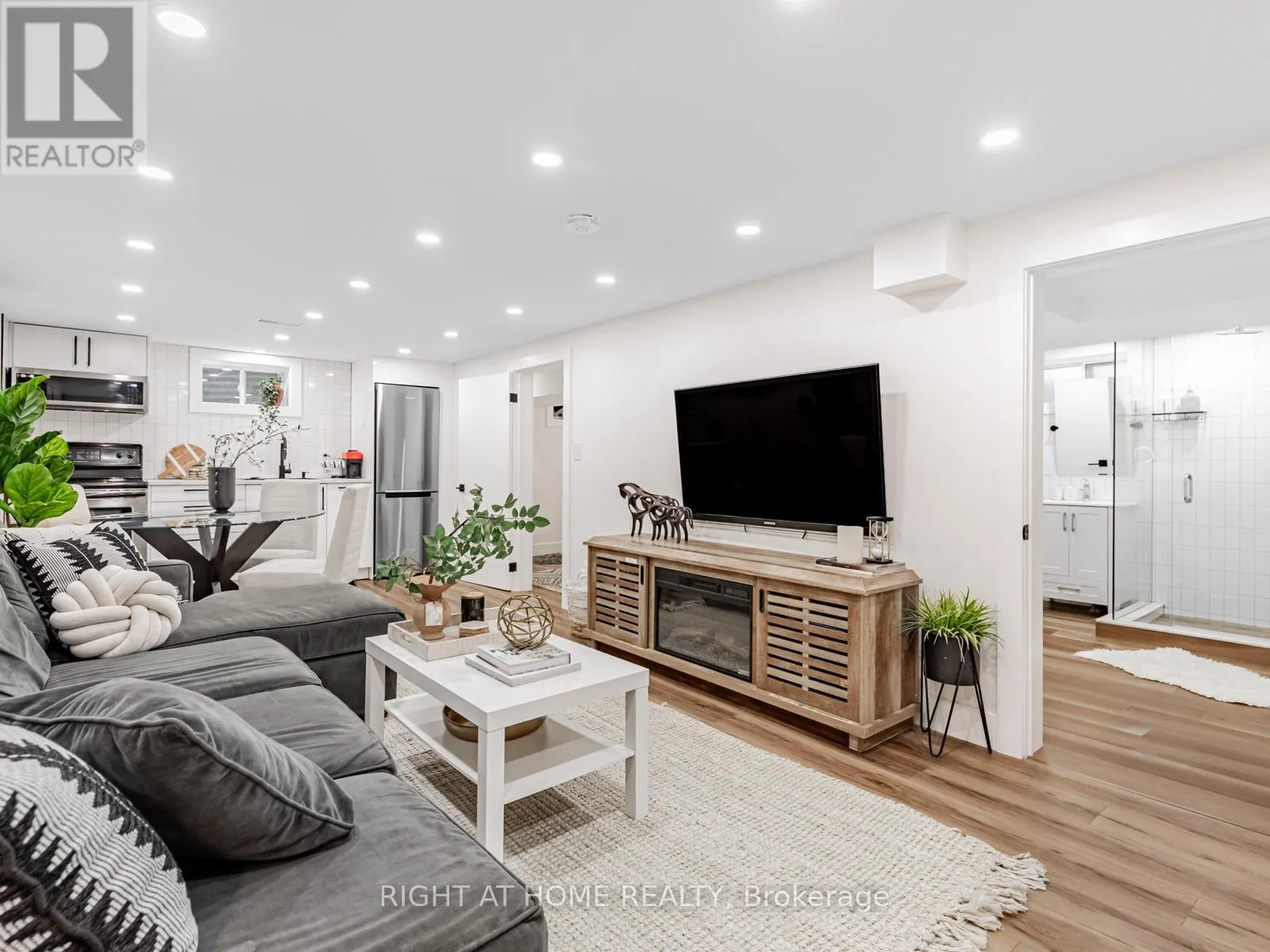 43 KINGLAND CRESCENT