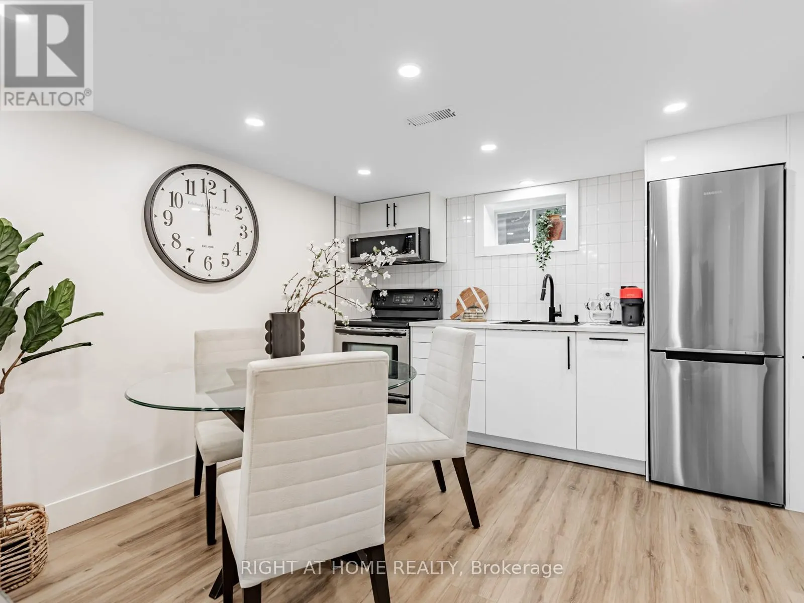43 KINGLAND CRESCENT