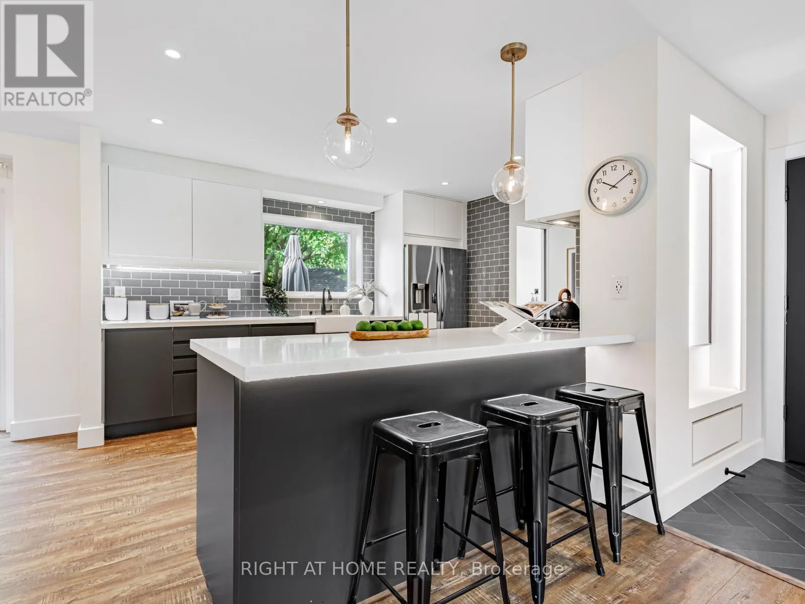 43 KINGLAND CRESCENT