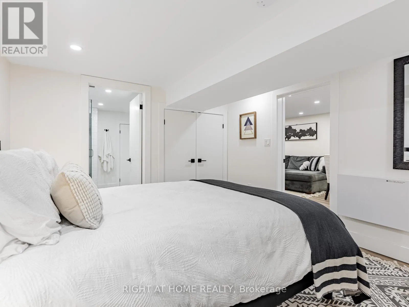 43 KINGLAND CRESCENT