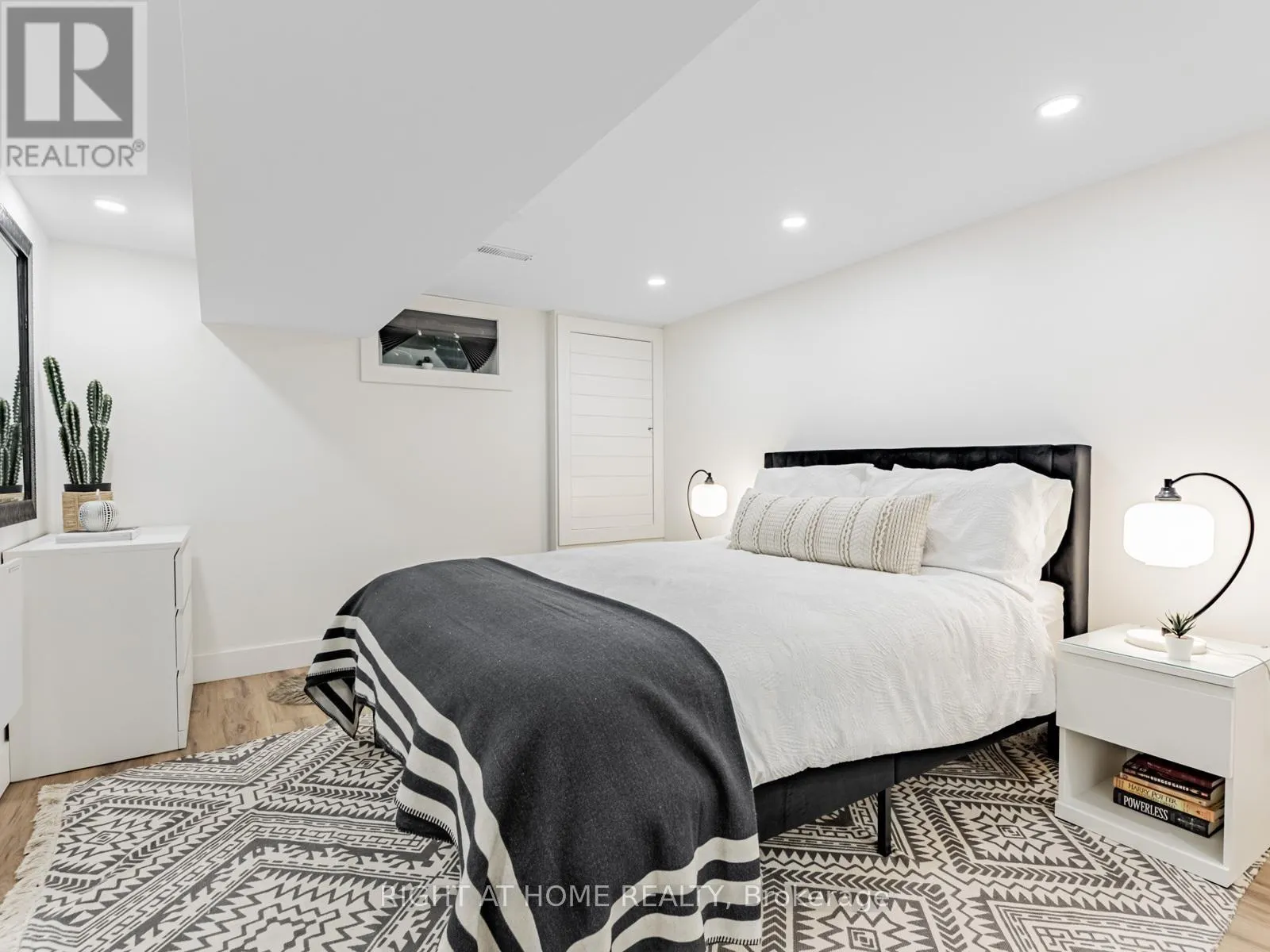 43 KINGLAND CRESCENT