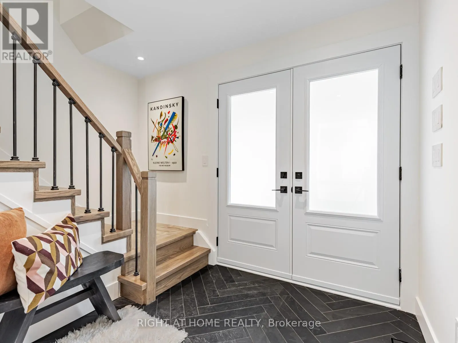 43 KINGLAND CRESCENT