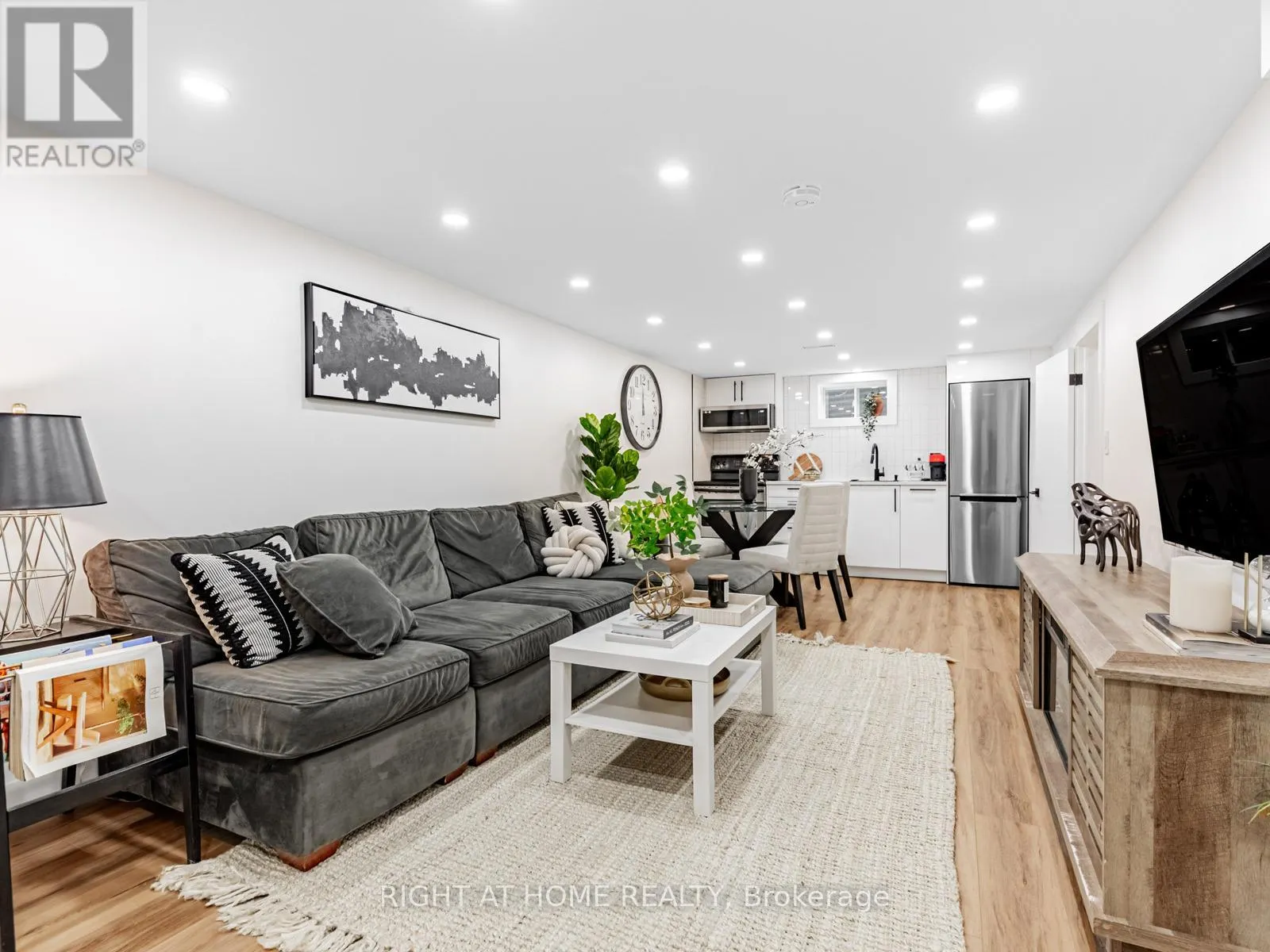 43 KINGLAND CRESCENT