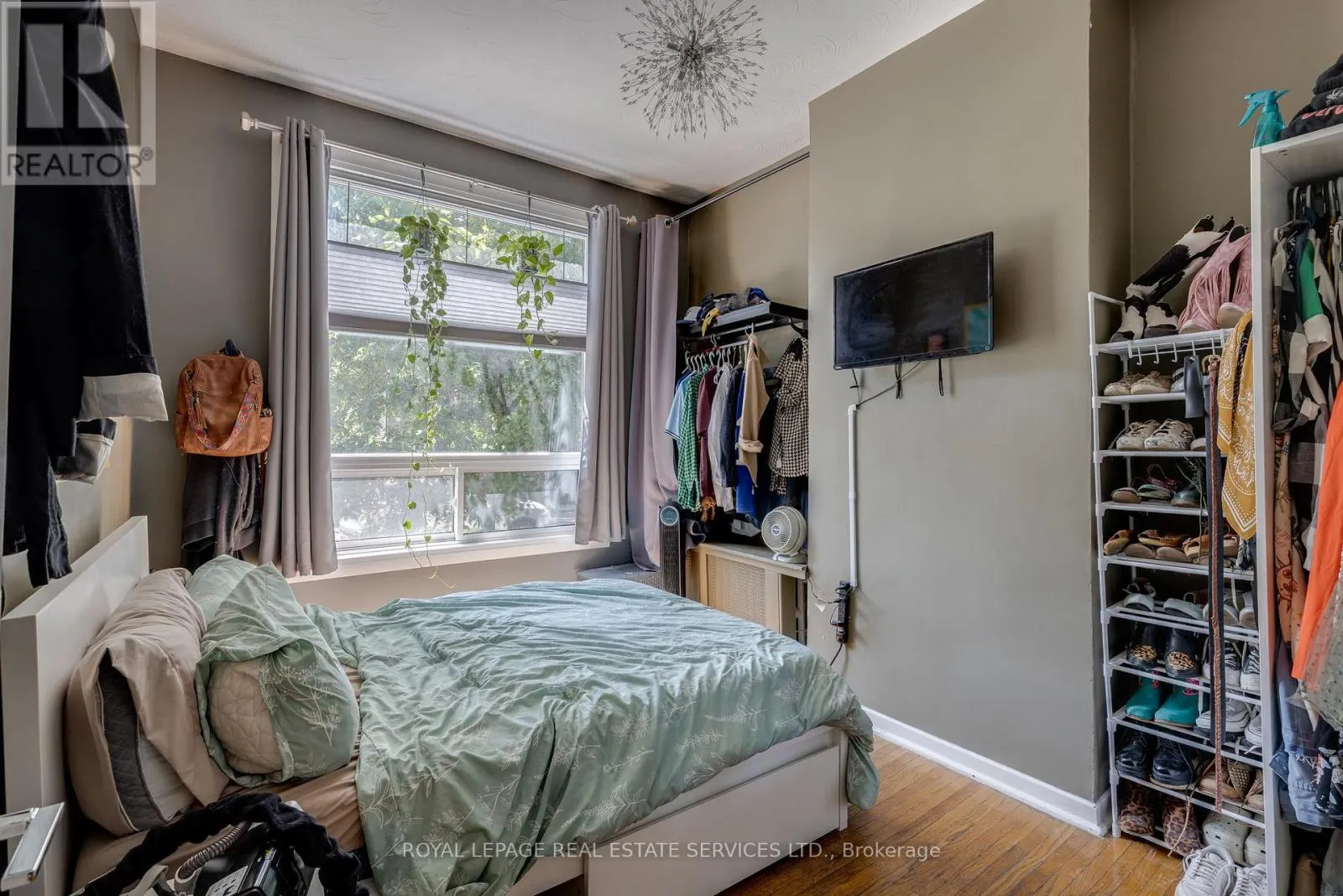 10 FOLLIS AVENUE