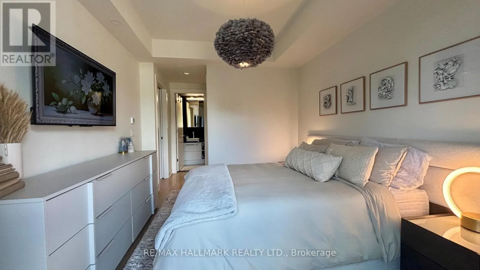 205 - 3018 YONGE STREET