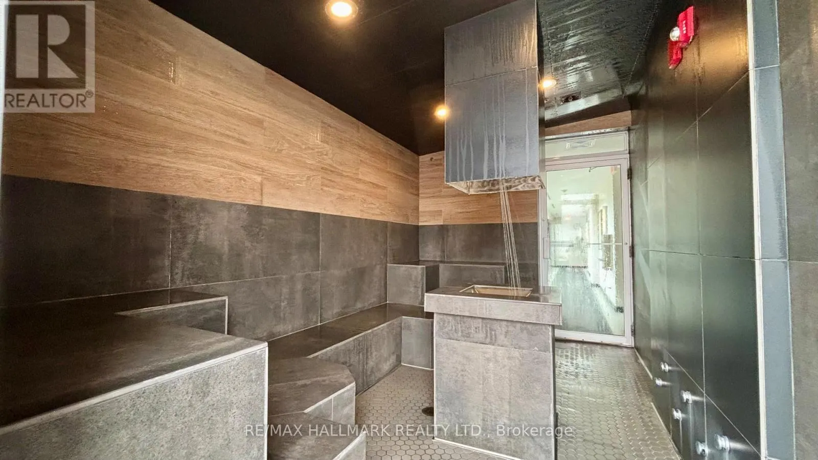 205 - 3018 YONGE STREET