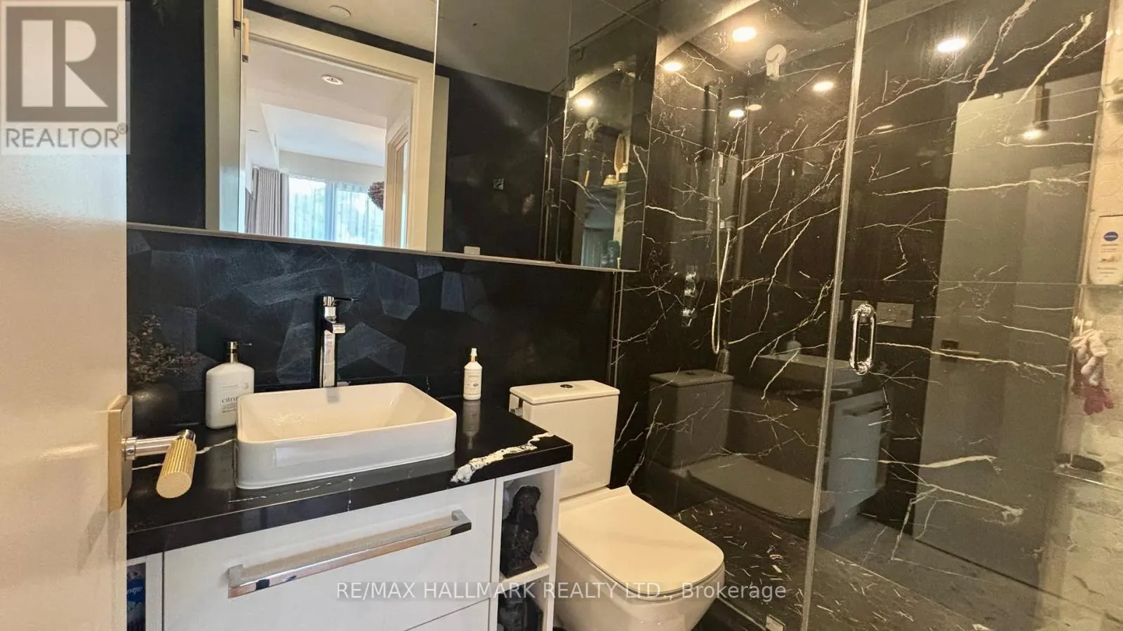 205 - 3018 YONGE STREET