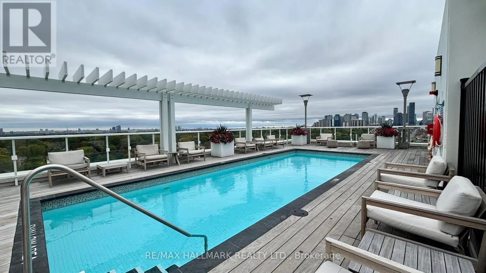 205 - 3018 YONGE STREET