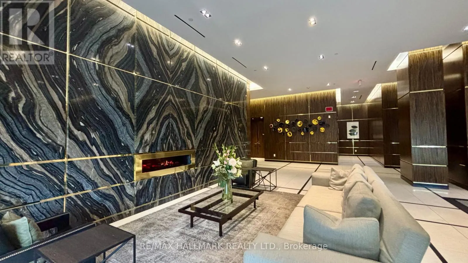205 - 3018 YONGE STREET