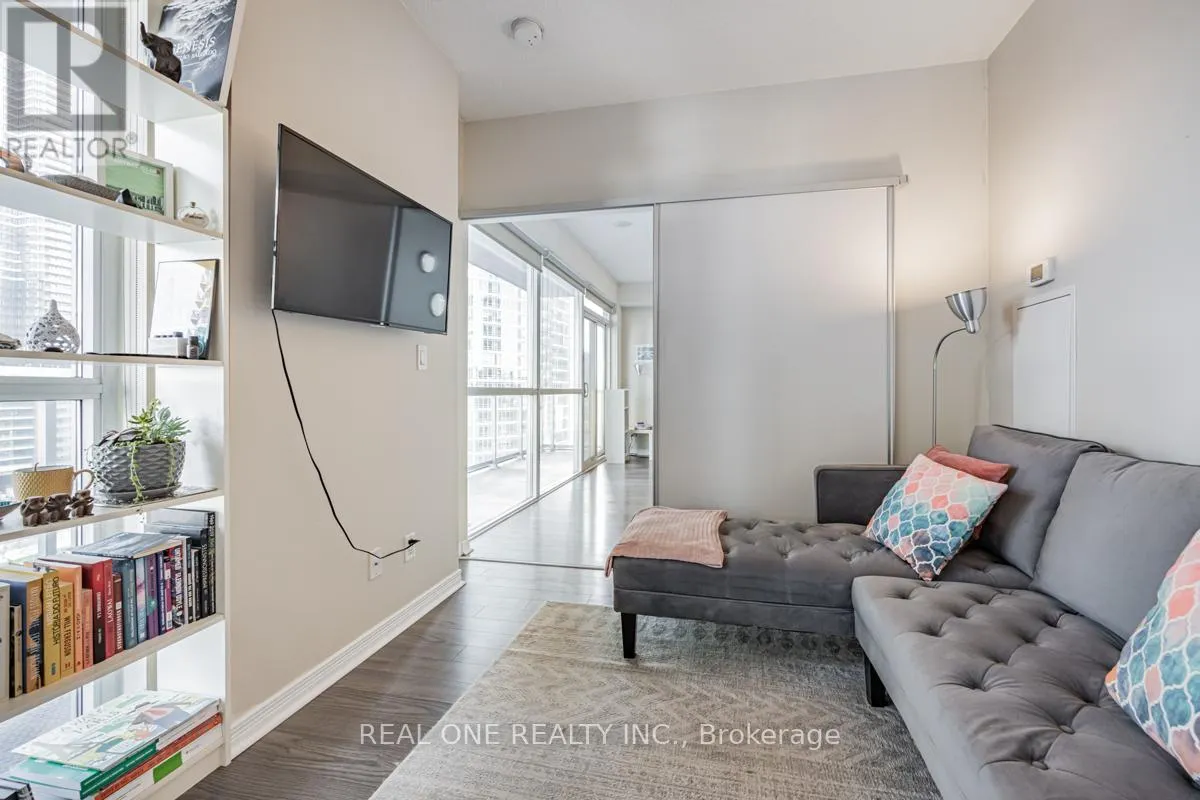1105 - 352 FRONT STREET W