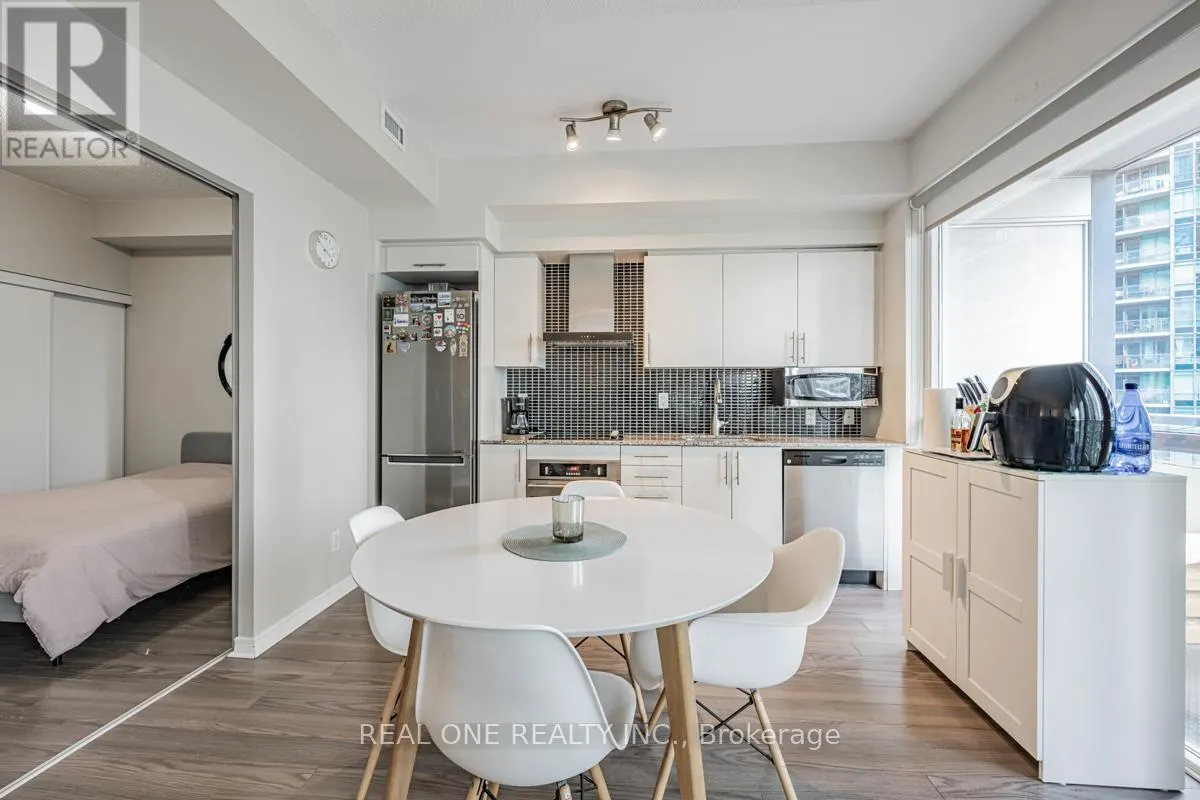 1105 - 352 FRONT STREET W