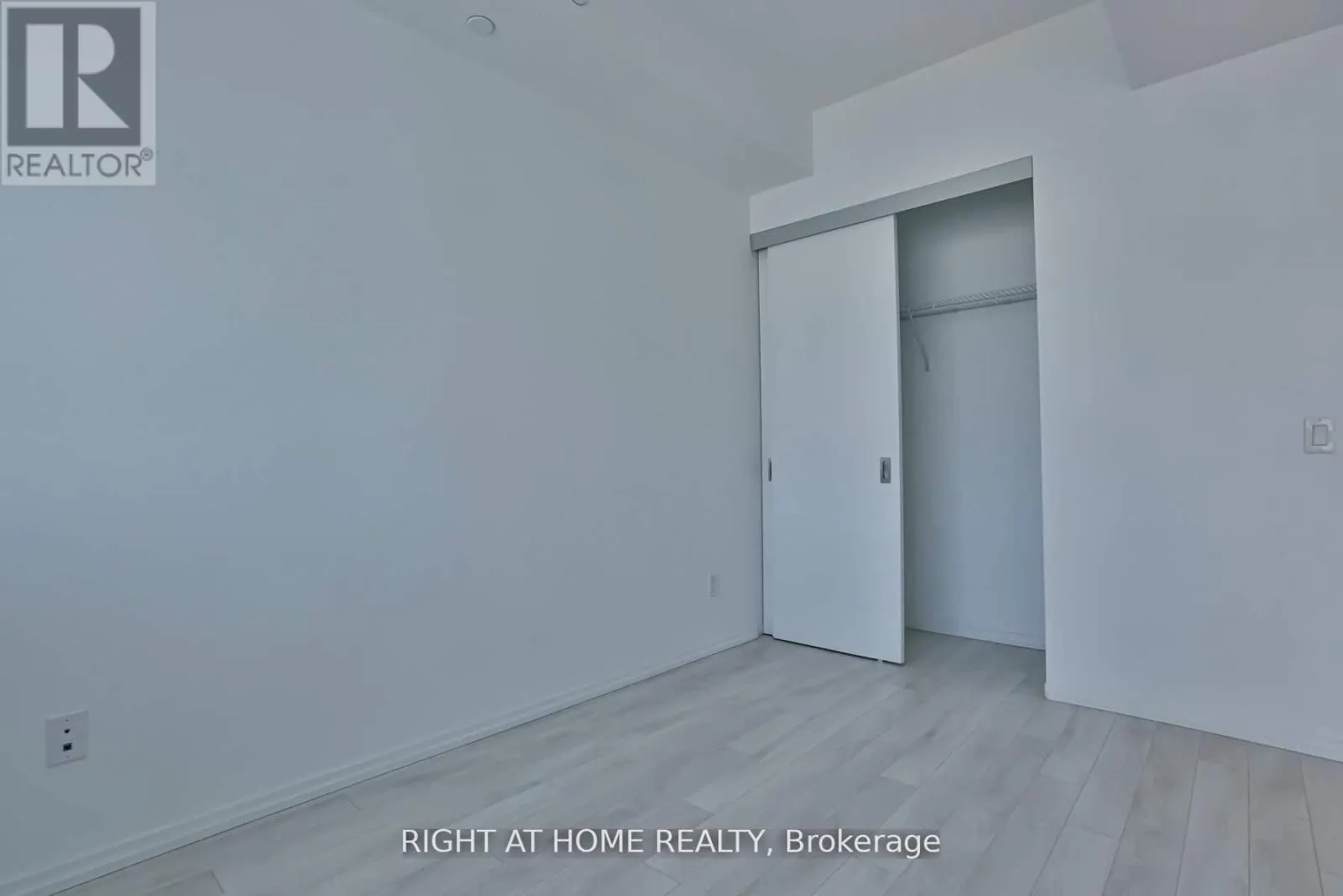 5614 - 197 YONGE STREET