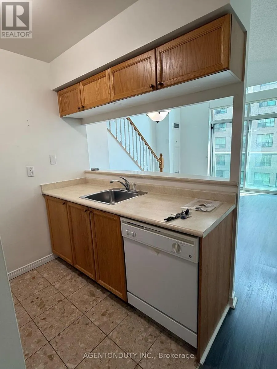 529 - 109 FRONT STREET E