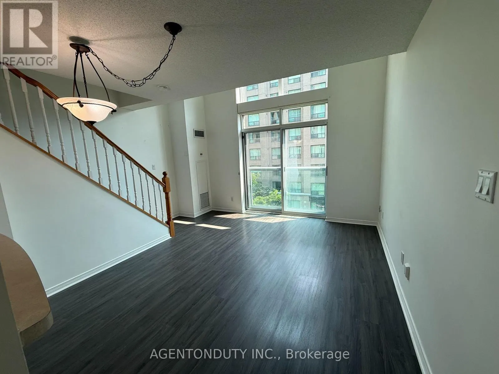 529 - 109 FRONT STREET E