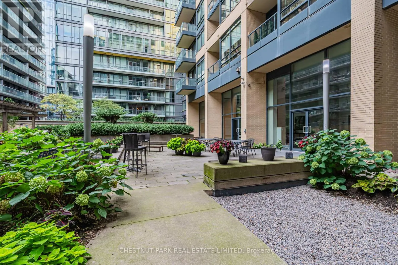 308 - 438 KING STREET W