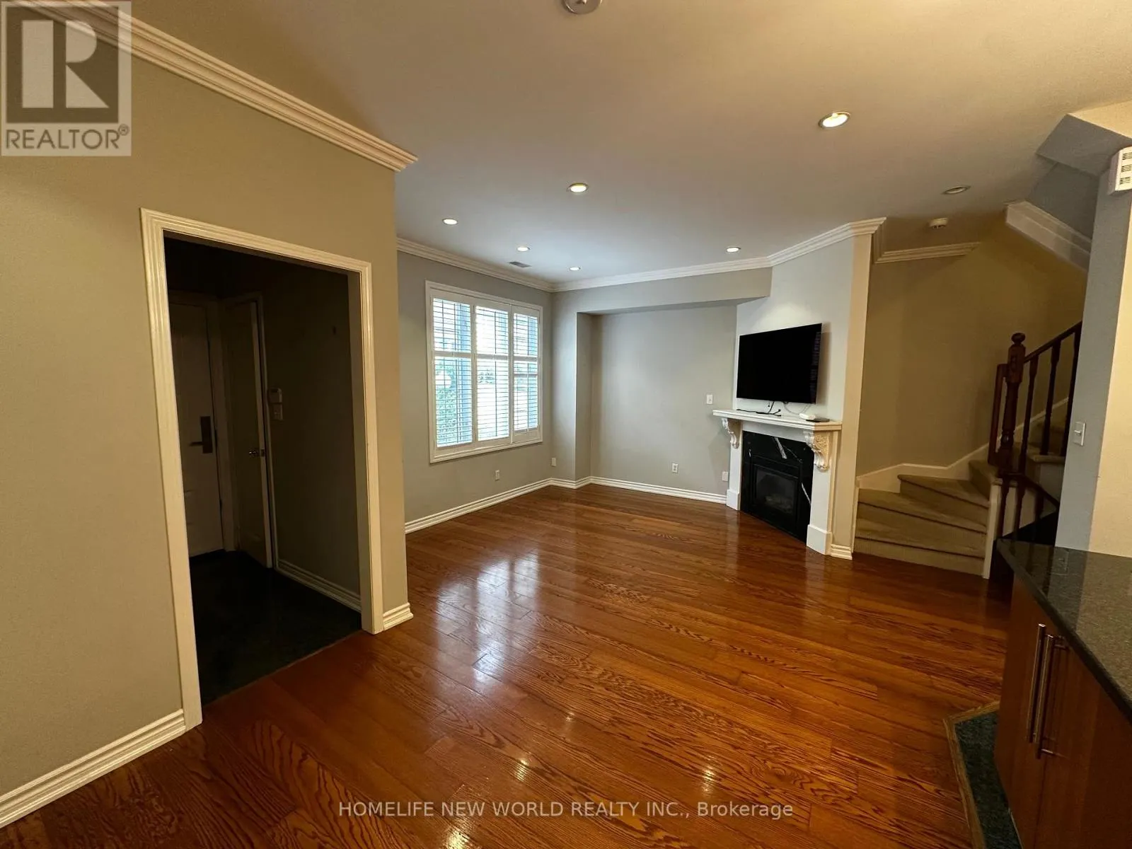 204 - 11 EVERSON DRIVE