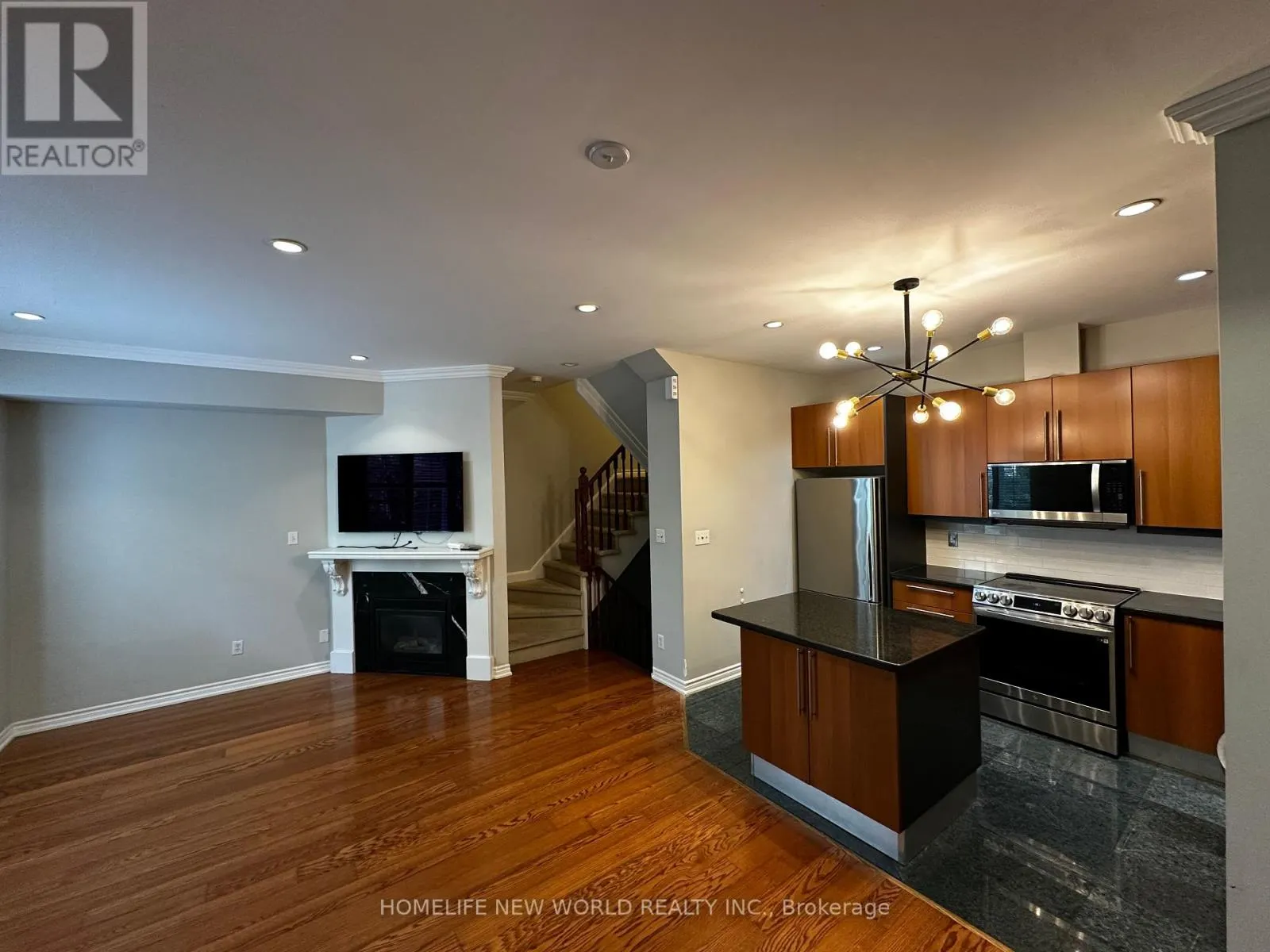 204 - 11 EVERSON DRIVE