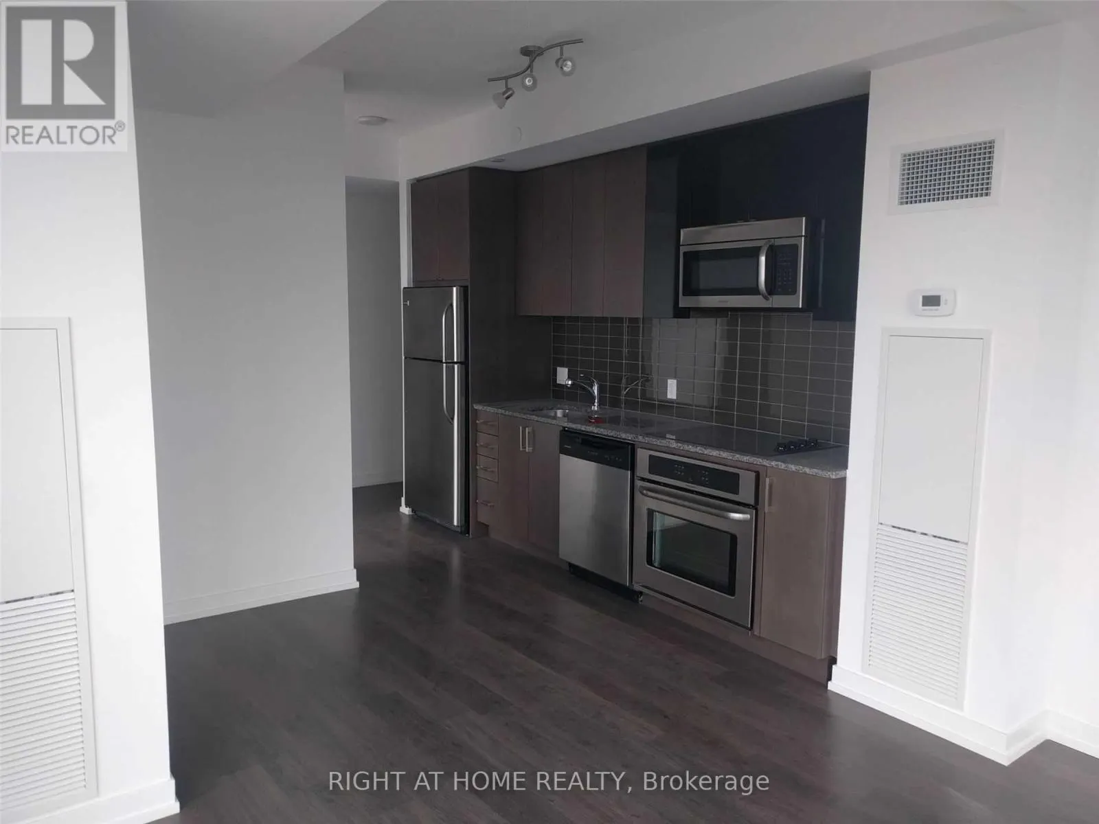 1815 - 98 LILLIAN STREET NE