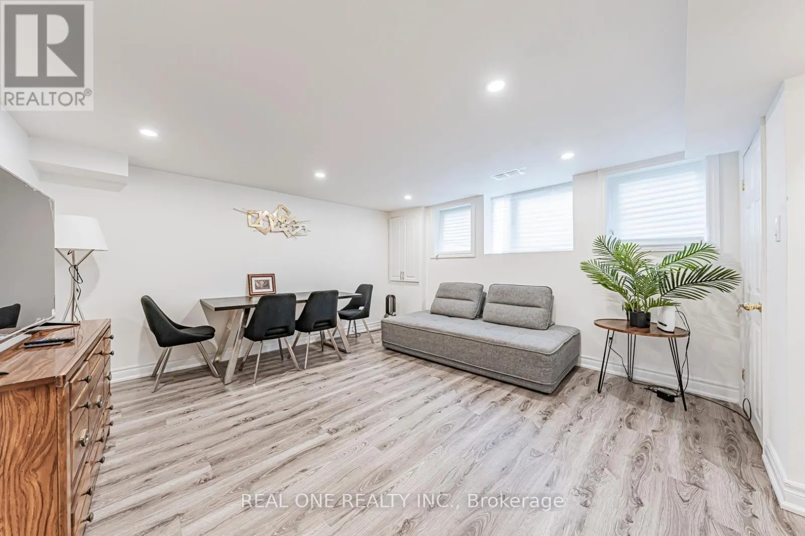 60 PAPERBIRCH DRIVE