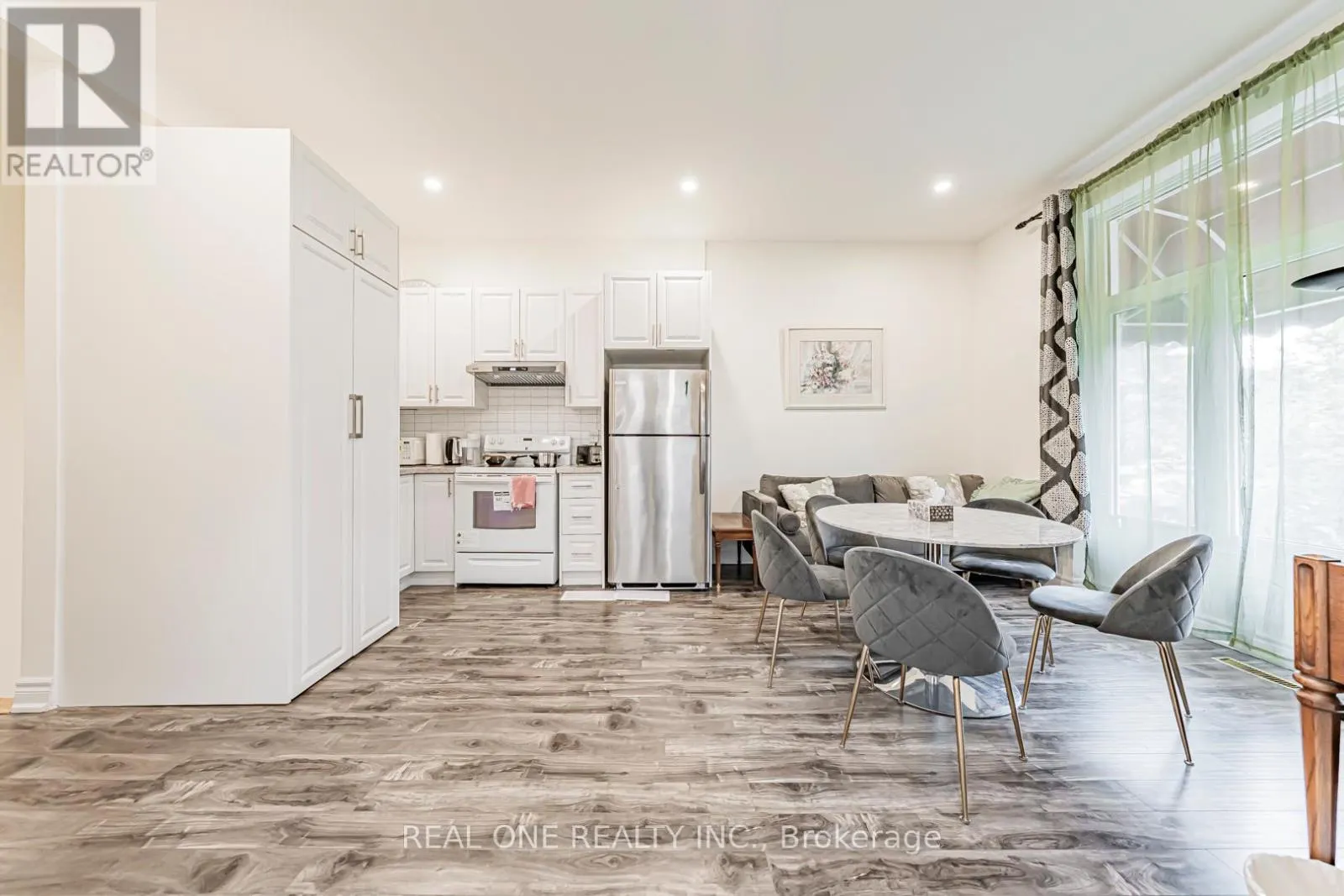 60 PAPERBIRCH DRIVE
