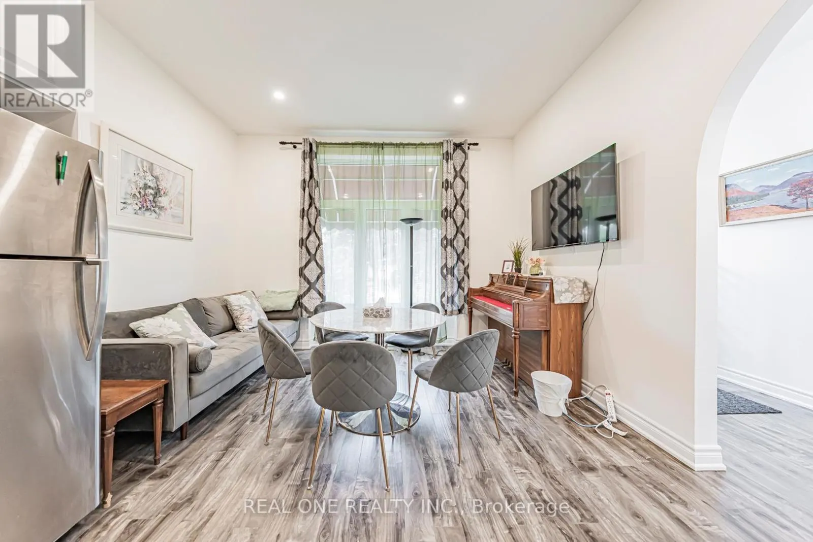 60 PAPERBIRCH DRIVE