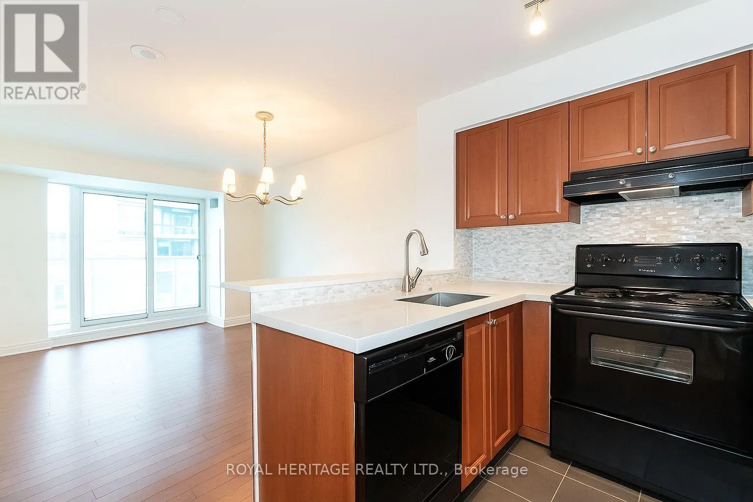 905 - 230 KING STREET E