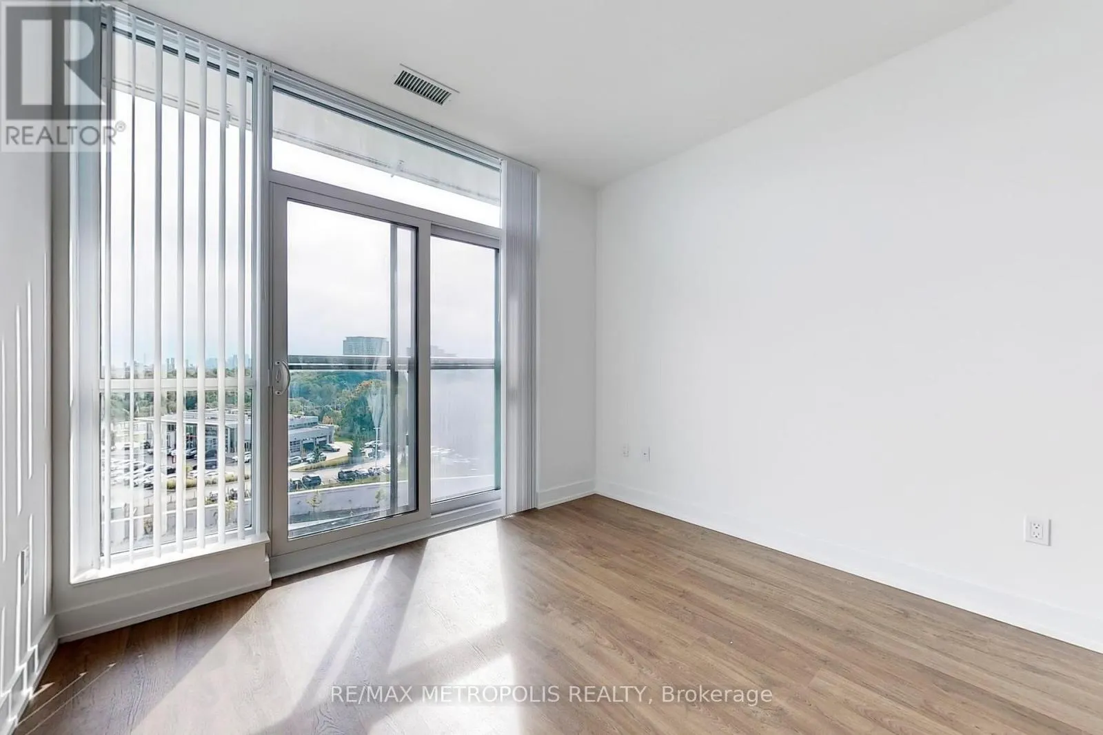 638 - 20 INN ON THE PARK DRIVE