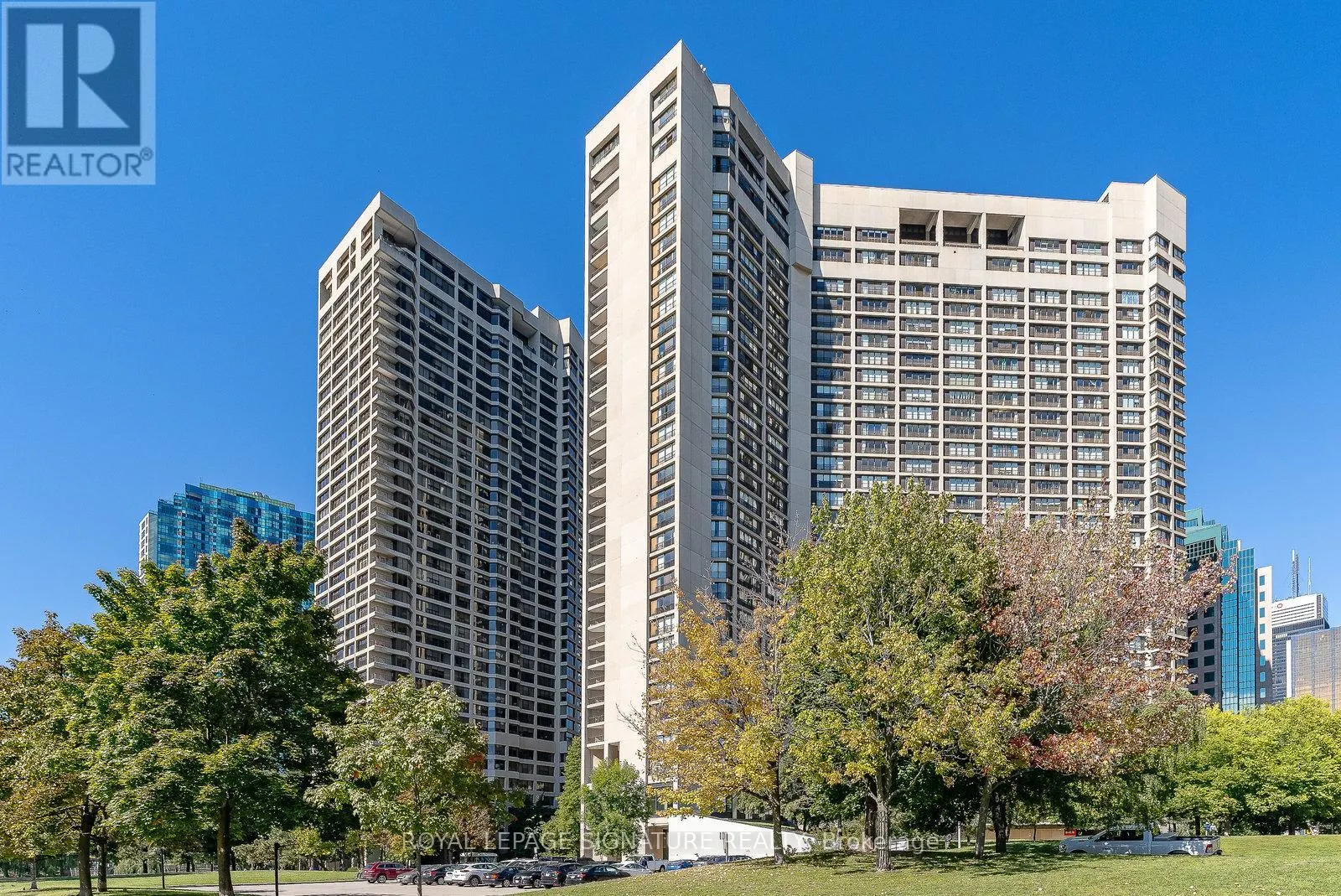 2436 - 33 HARBOUR SQUARE