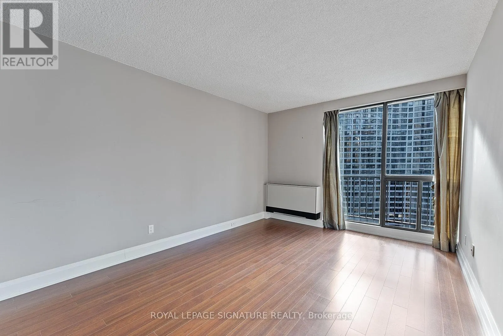 2436 - 33 HARBOUR SQUARE