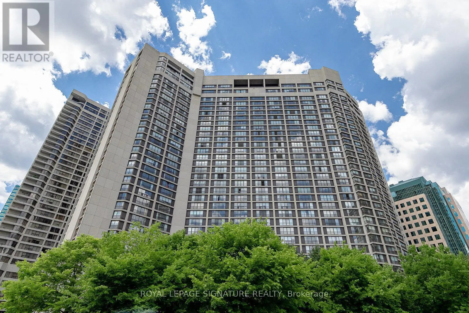 2436 - 33 HARBOUR SQUARE