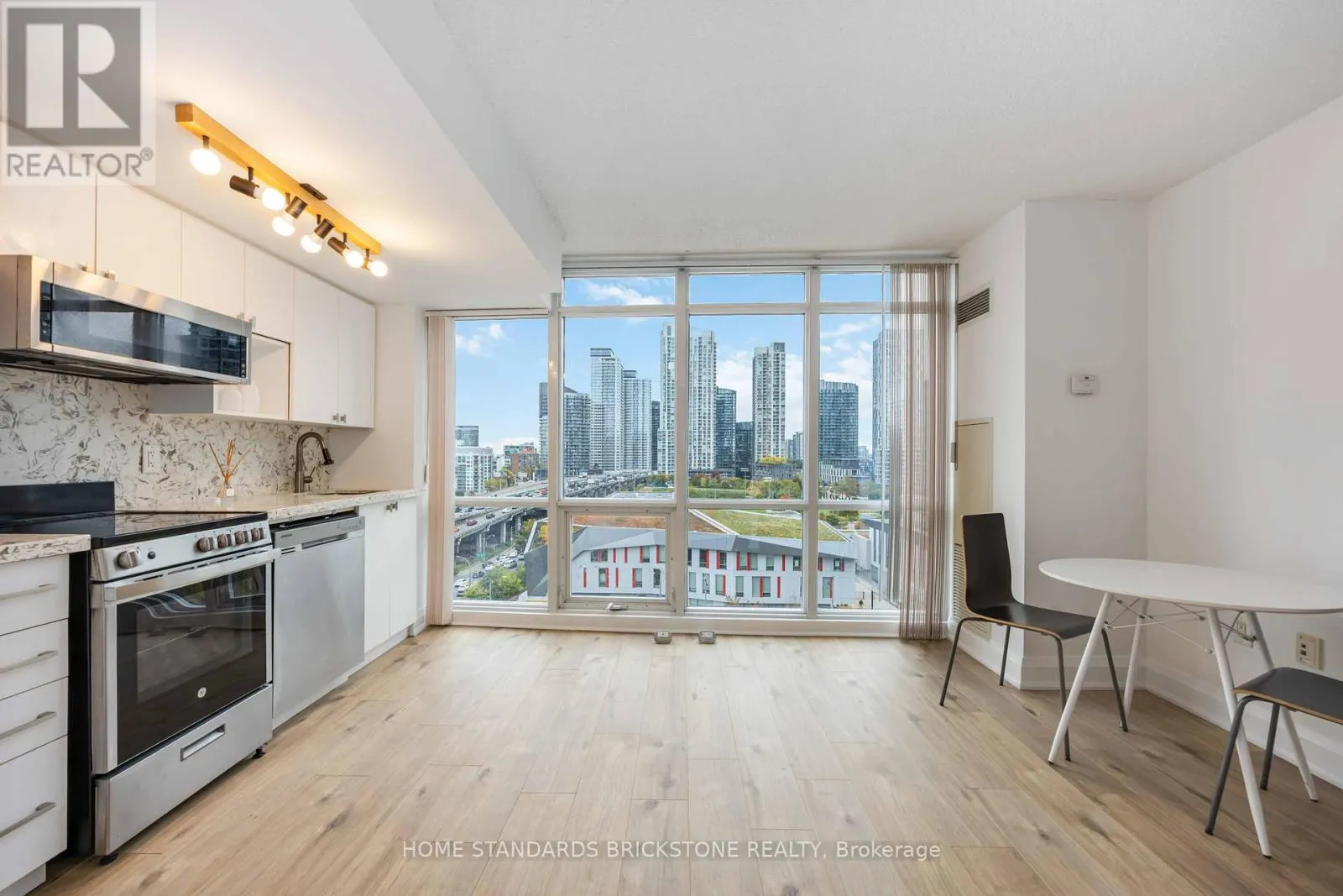 1116 - 11 BRUNEL COURT