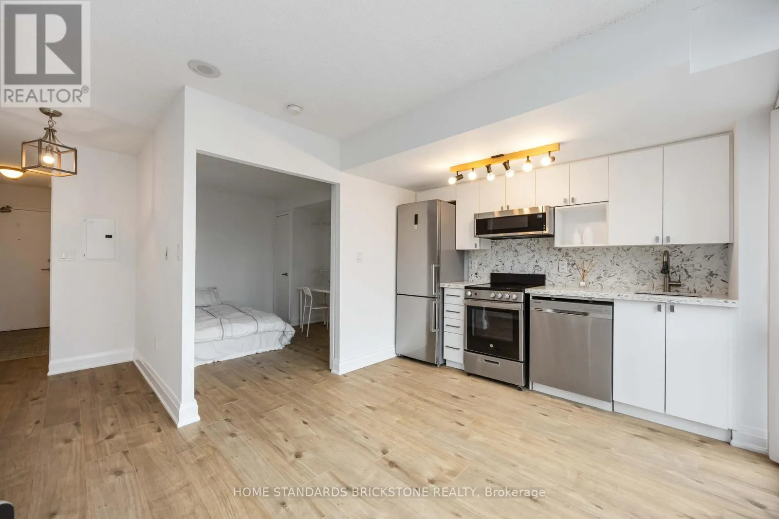 1116 - 11 BRUNEL COURT