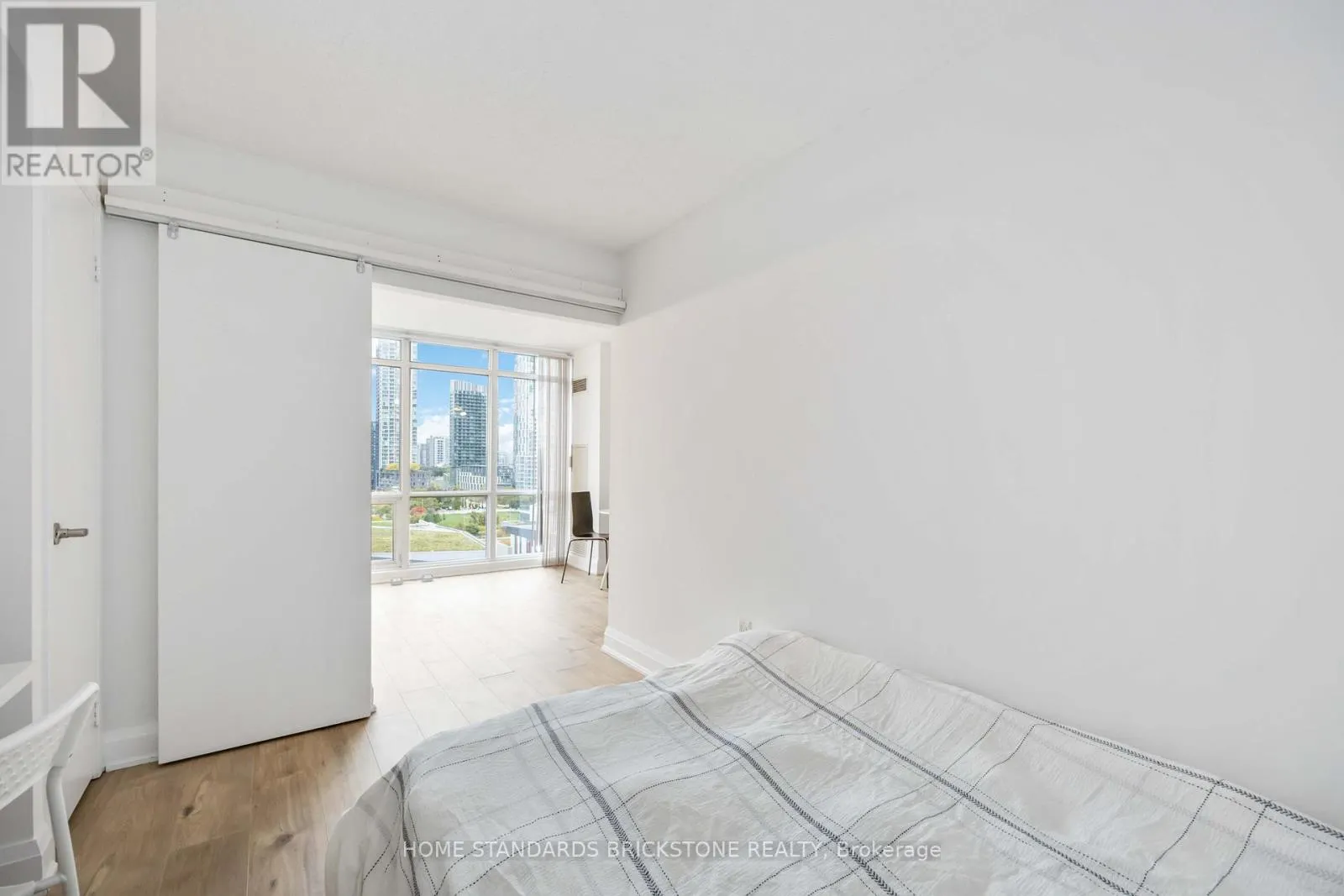 1116 - 11 BRUNEL COURT
