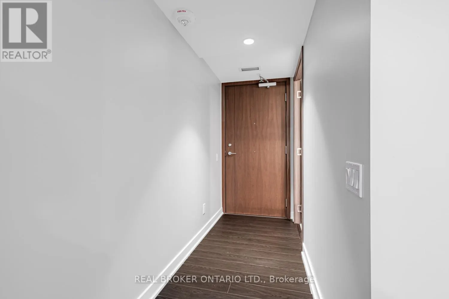 816 - 19 BATHURST STREET