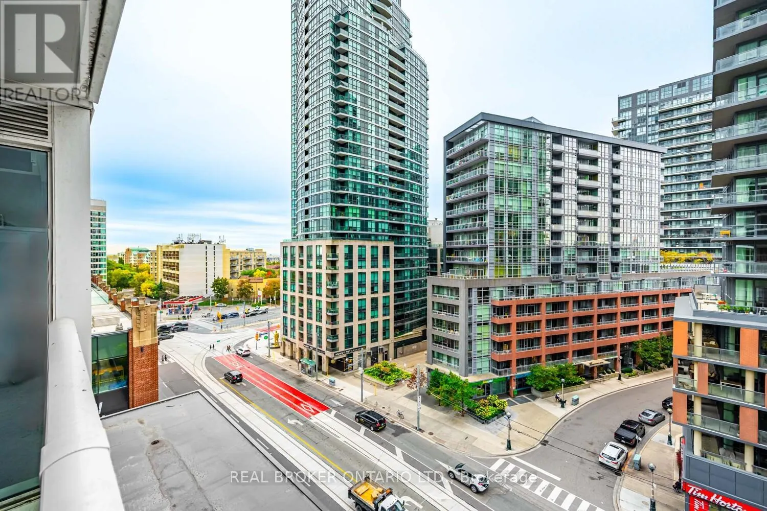 816 - 19 BATHURST STREET