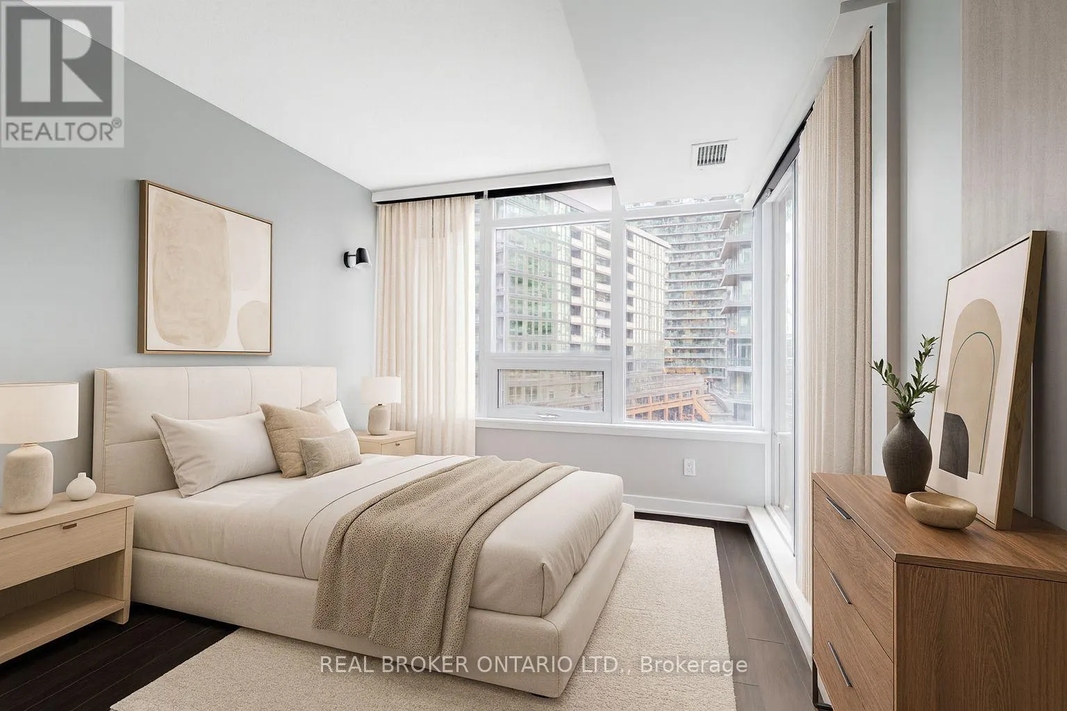 816 - 19 BATHURST STREET