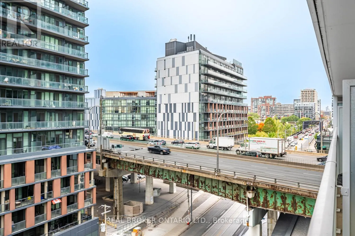816 - 19 BATHURST STREET